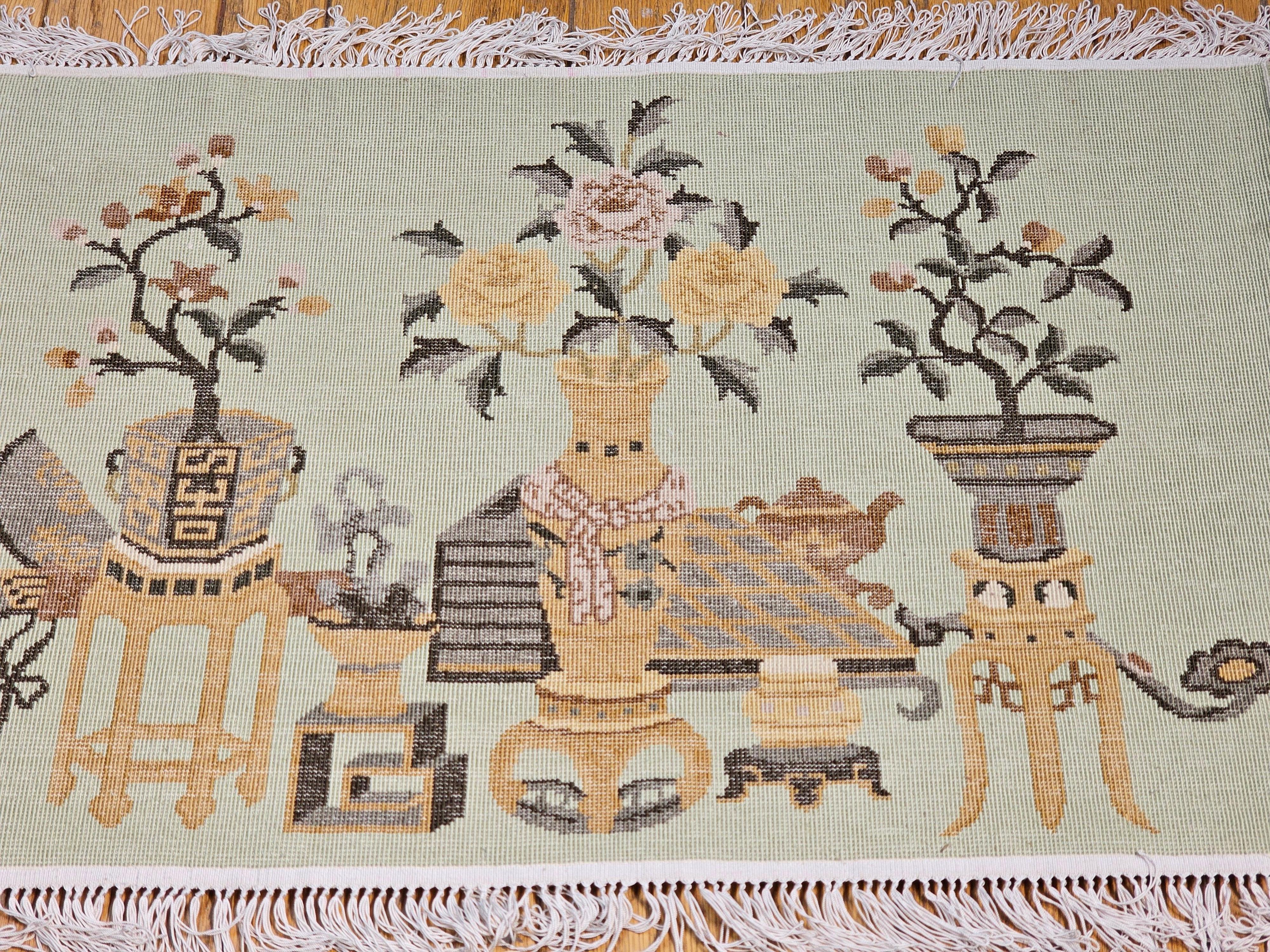 Tissé à la main Paire de tapis graphiques chinois Art Déco vintage en soie avec motif de vase en vente
