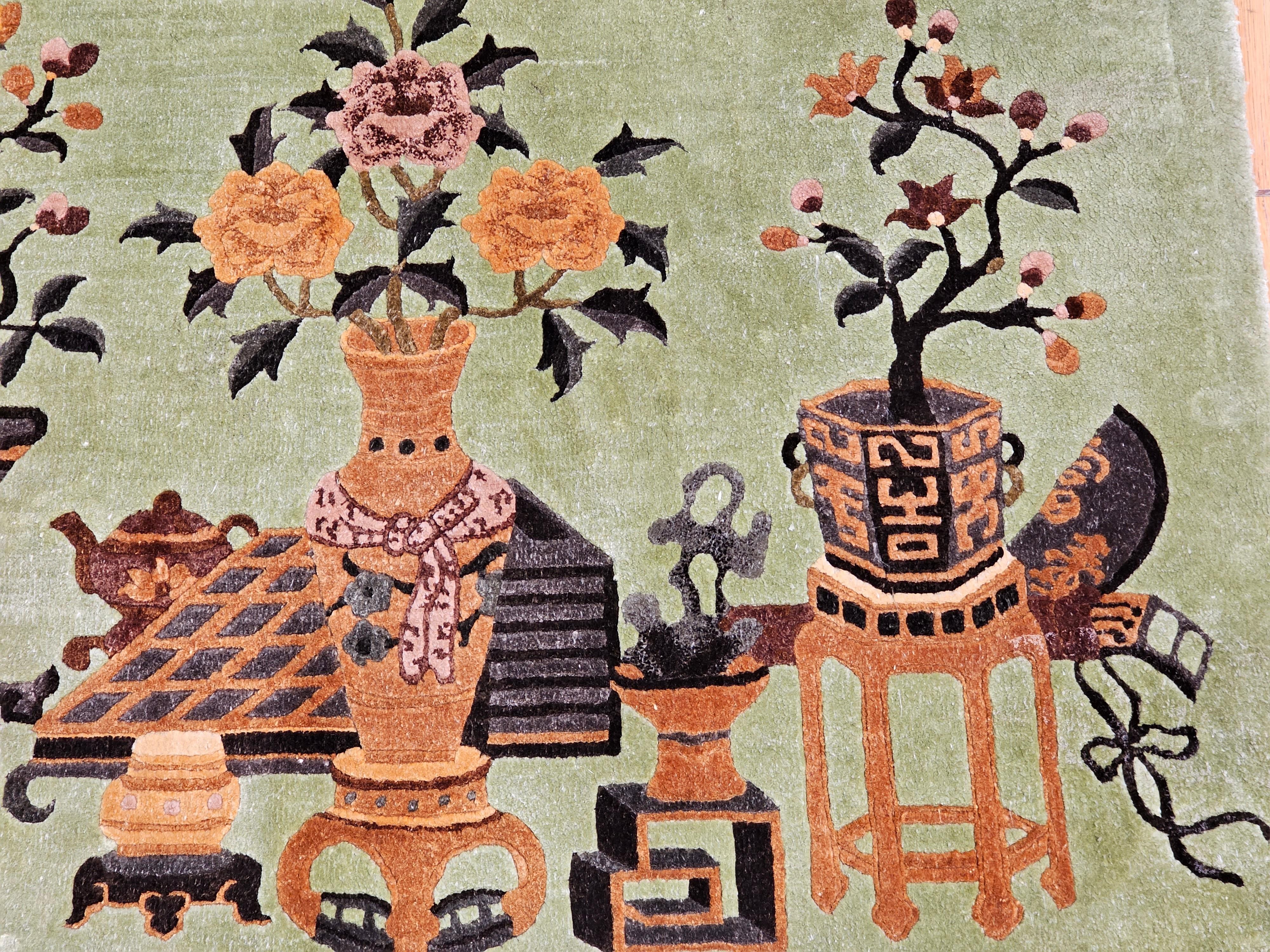 20ième siècle Paire de tapis graphiques chinois Art Déco vintage en soie avec motif de vase en vente