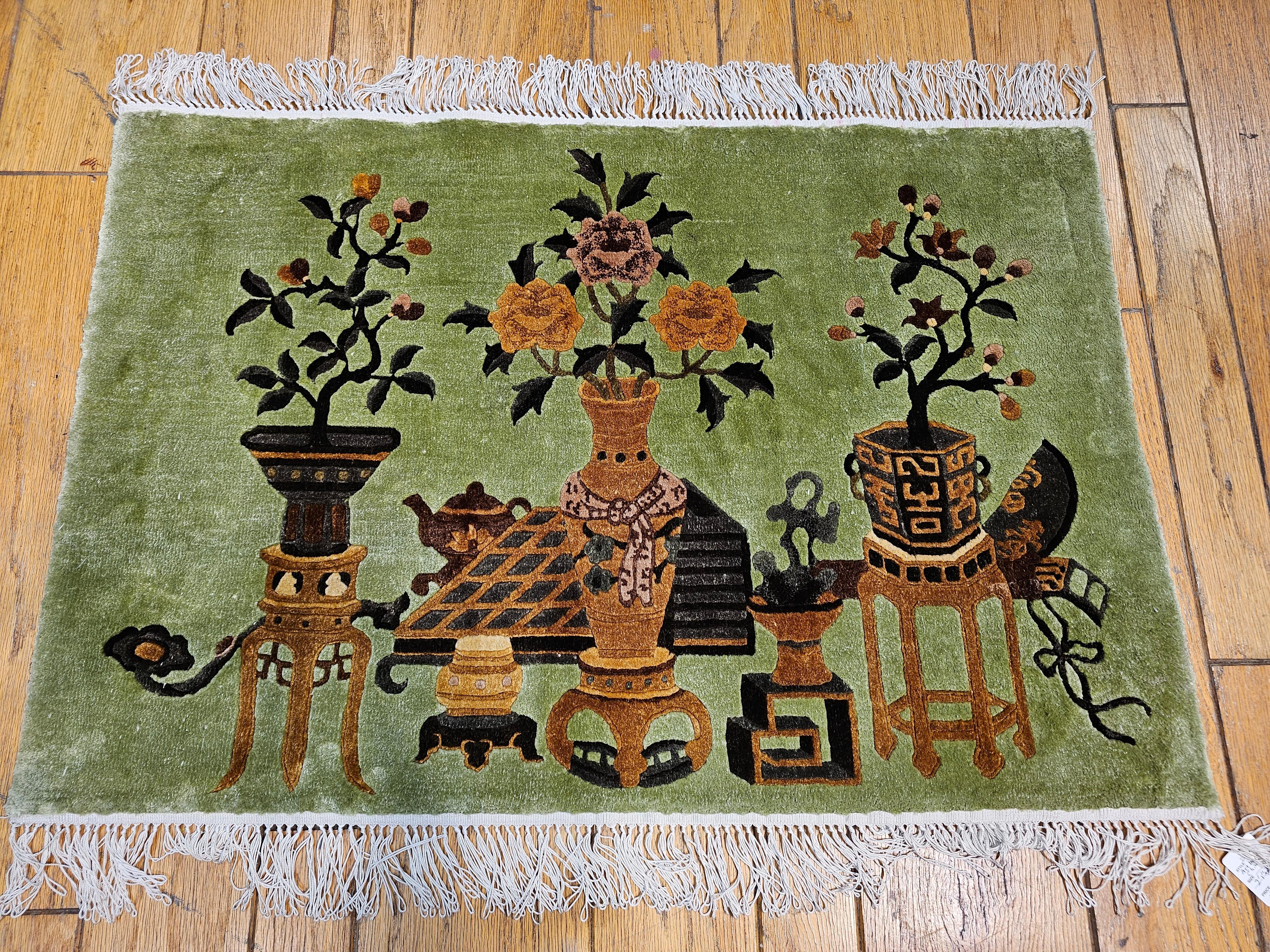 Paire de tapis graphiques chinois Art Déco vintage en soie avec motif de vase en vente 1