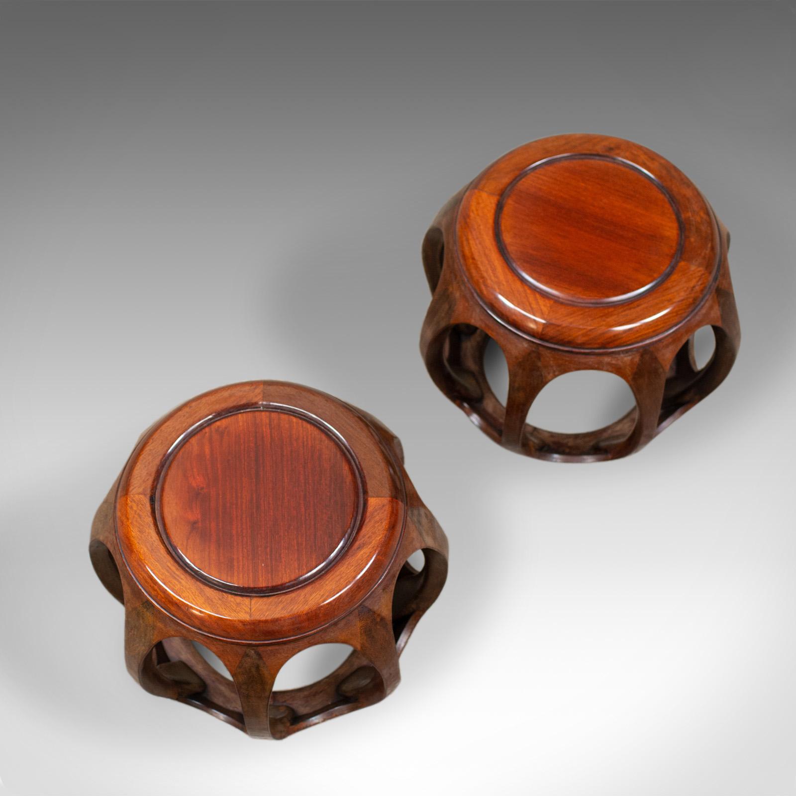 This is a pair of vintage Chinese barrel side tables in huali rosewood. Two stools dating to the mid-late 20th century.

Delightful russet tones to the select rosewood
Classic barrel form with pierced side panels
Grain interest and a lustrous