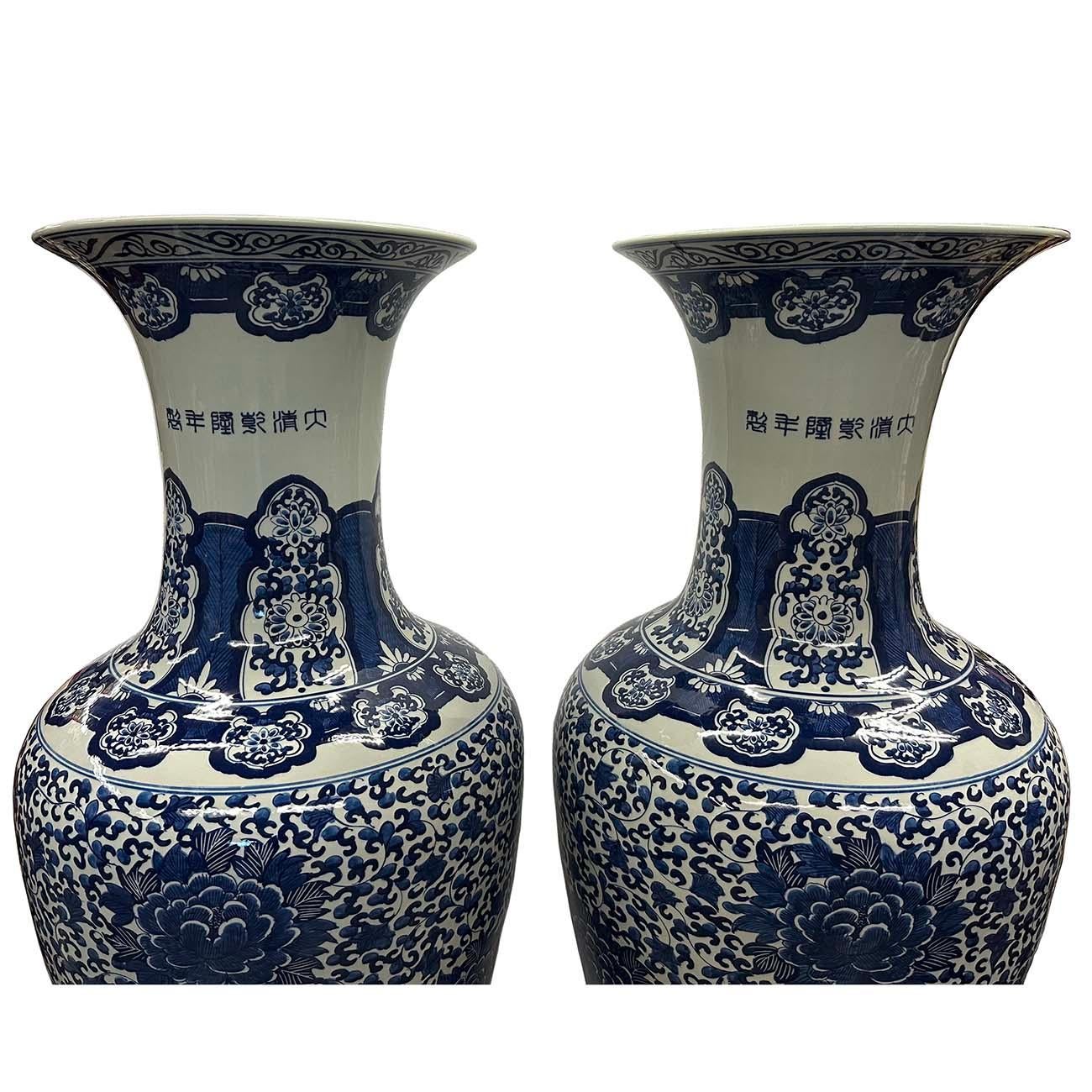 Guarda questa coppia di rari e magnifici vasi da terra cinesi antichi in porcellana bianca e blu. Sono stati realizzati e dipinti a mano. Sono dipinti a mano con motivi floreali di peonie e intrecci. Sono molto belli e sono davvero oggetti da