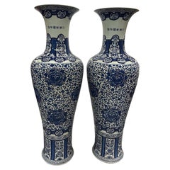 Pareja de jarrones de suelo chinos vintage de porcelana azul y blanca