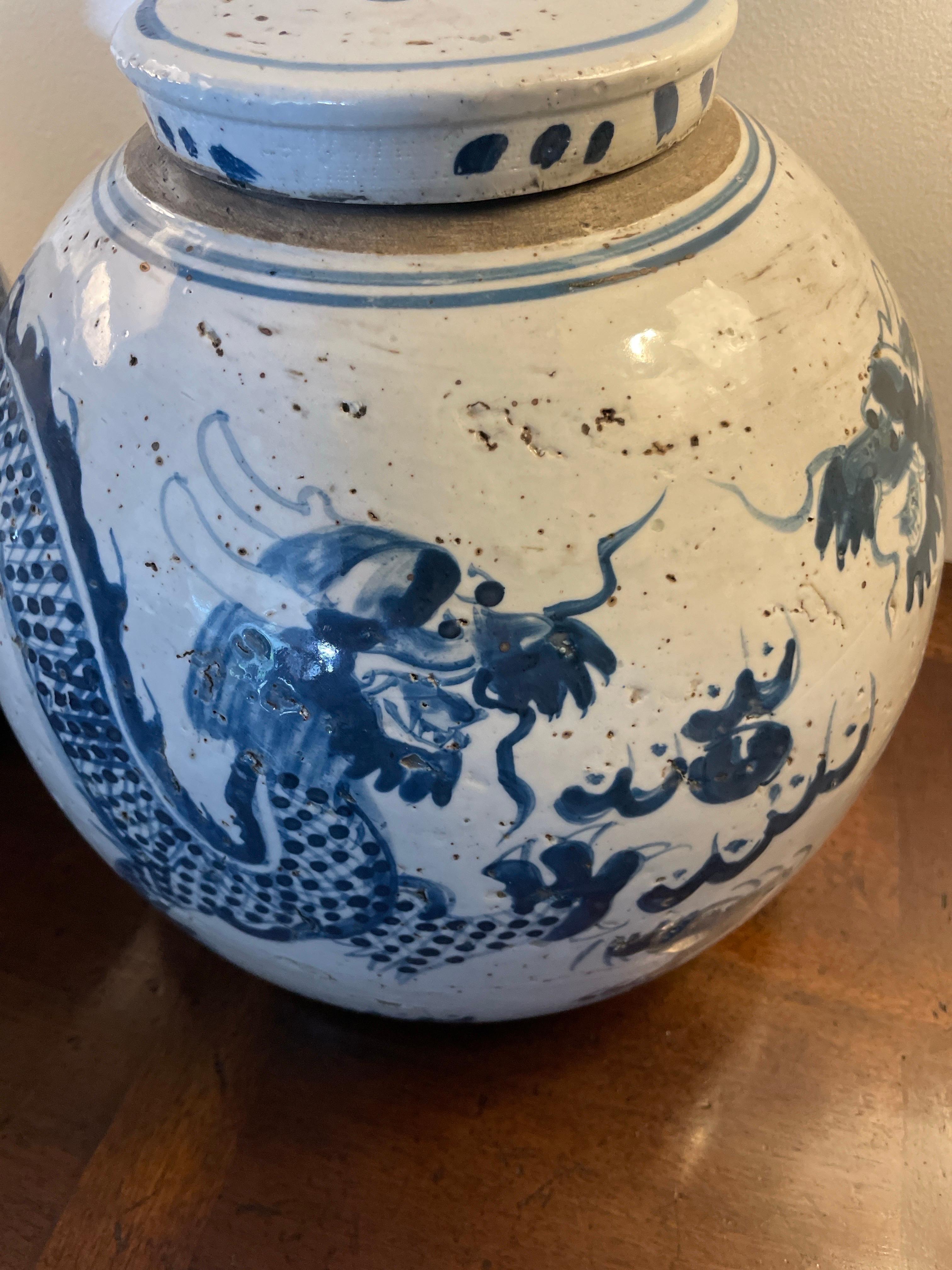 Vintage Paar blau-weiße Ingwer-Deckelgläser mit Drachen.