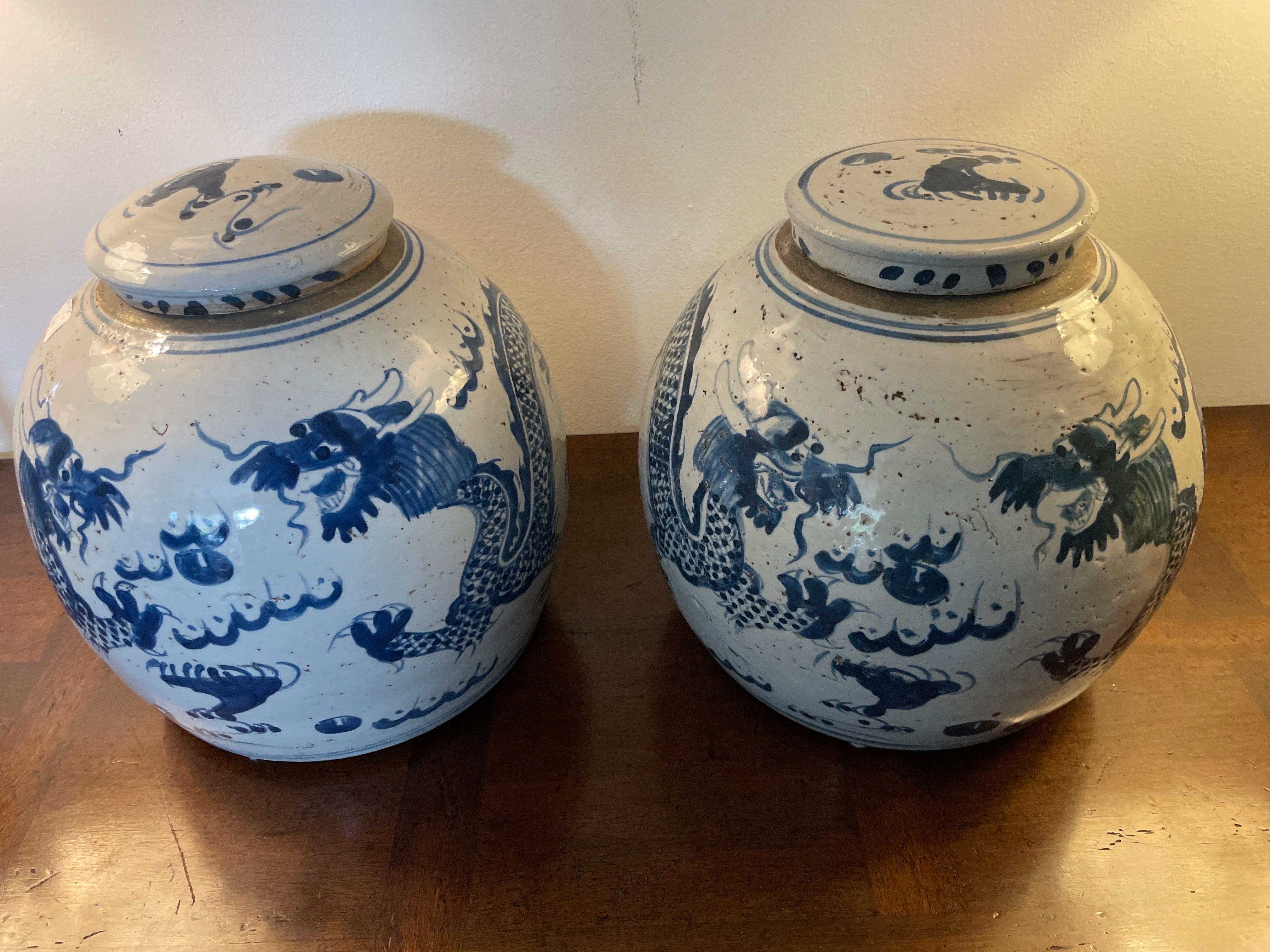 Paar chinesische Blau-Weiß-Deckelgläser im Vintage-Stil im Angebot 1