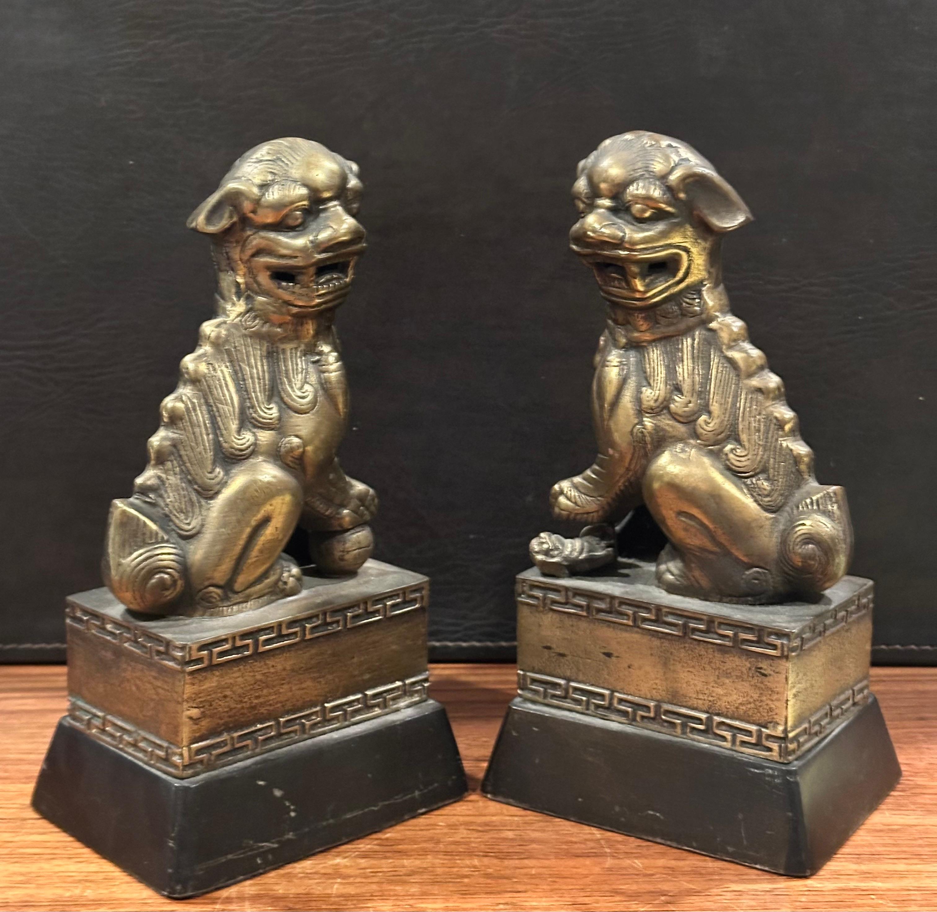 Coppia di cani da caccia cinesi d'epoca in ottone in vendita 4