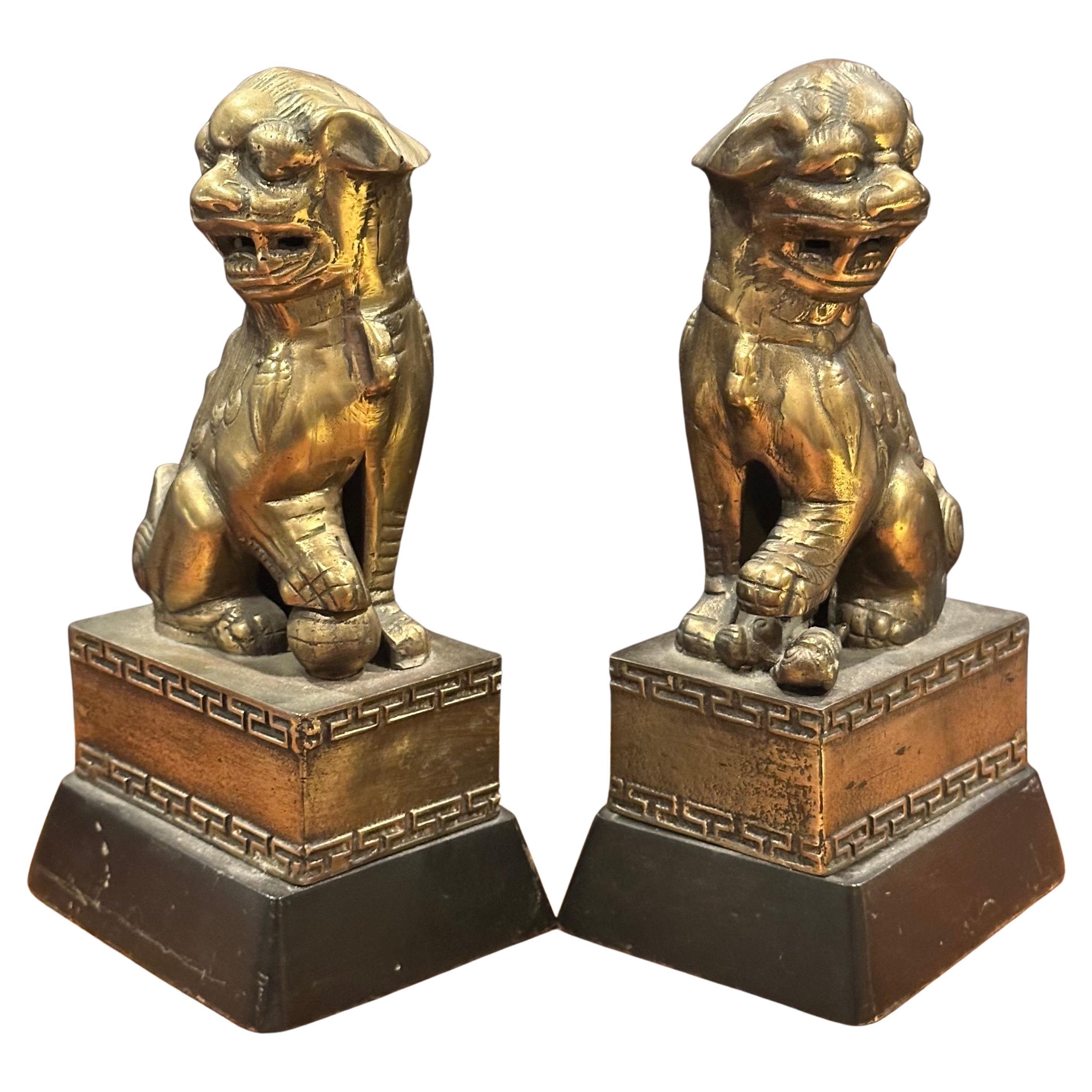 Coppia di foo dog cinesi d'epoca in ottone, anni '50 circa. Questo set pesante, solido e ben realizzato è ricco di dettagli e patina; la coppia è in ottime condizioni vintage e misura 10,75