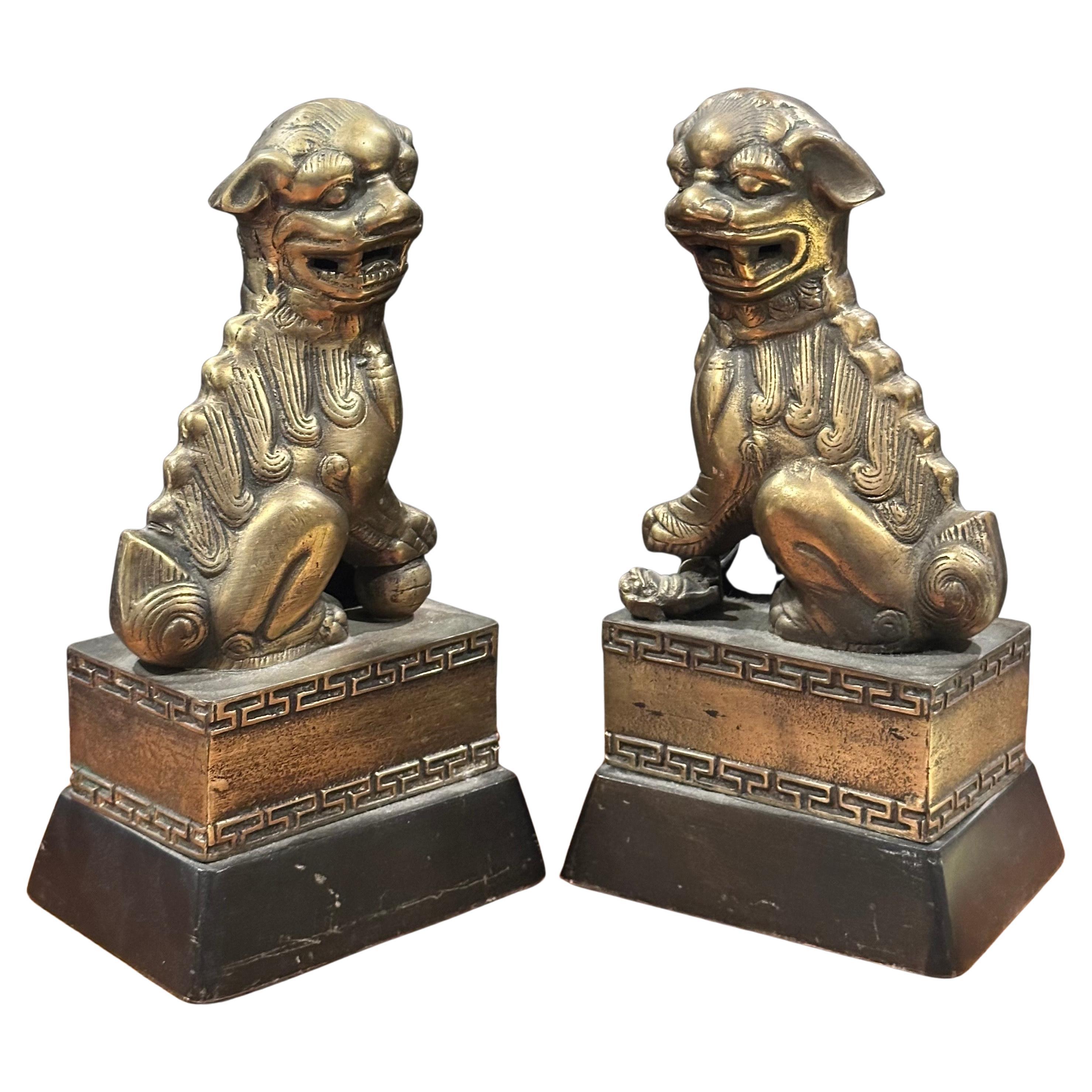 Mid-Century moderno Coppia di cani da caccia cinesi d'epoca in ottone in vendita