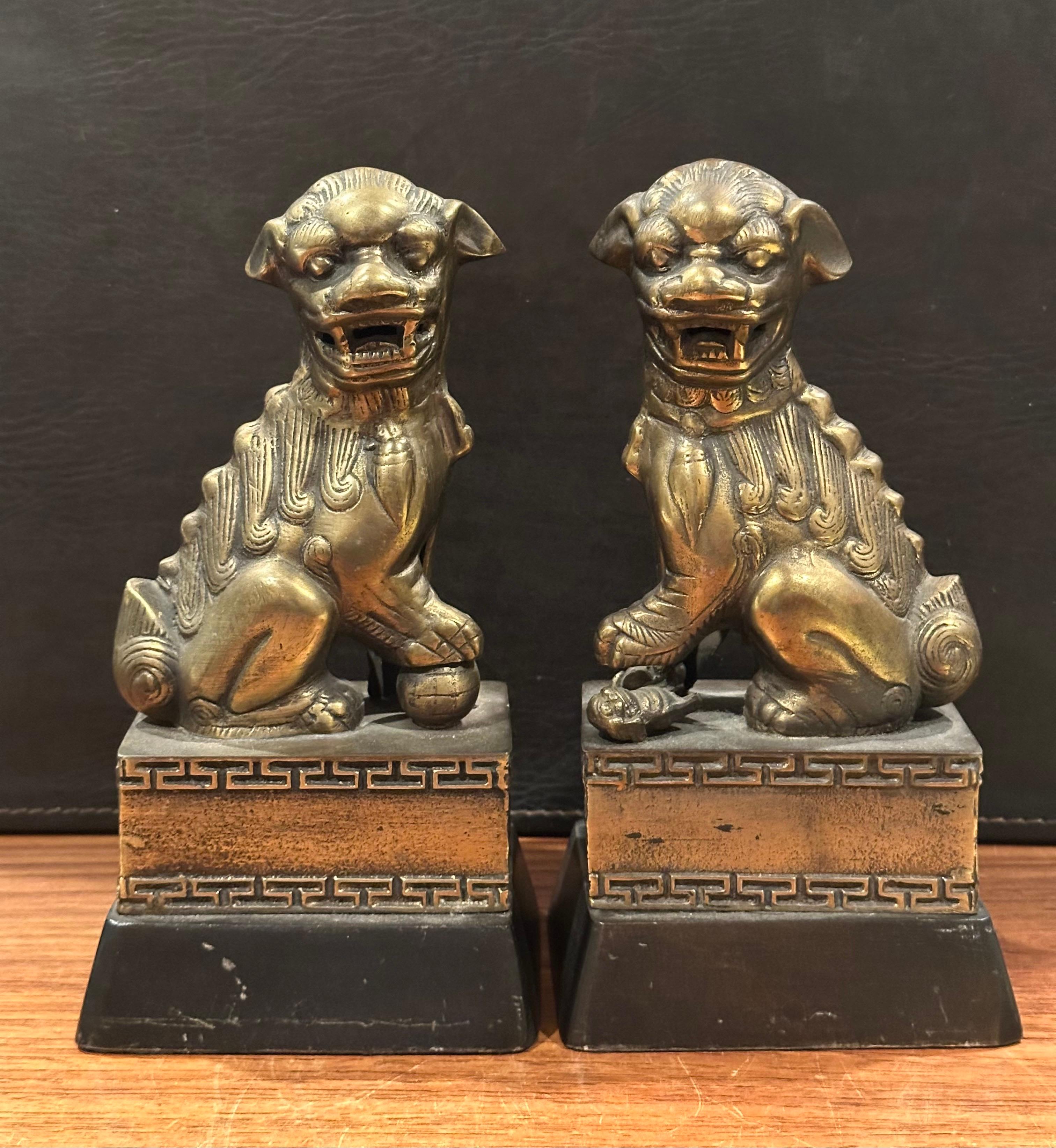 Coppia di cani da caccia cinesi d'epoca in ottone In condizioni buone in vendita a San Diego, CA