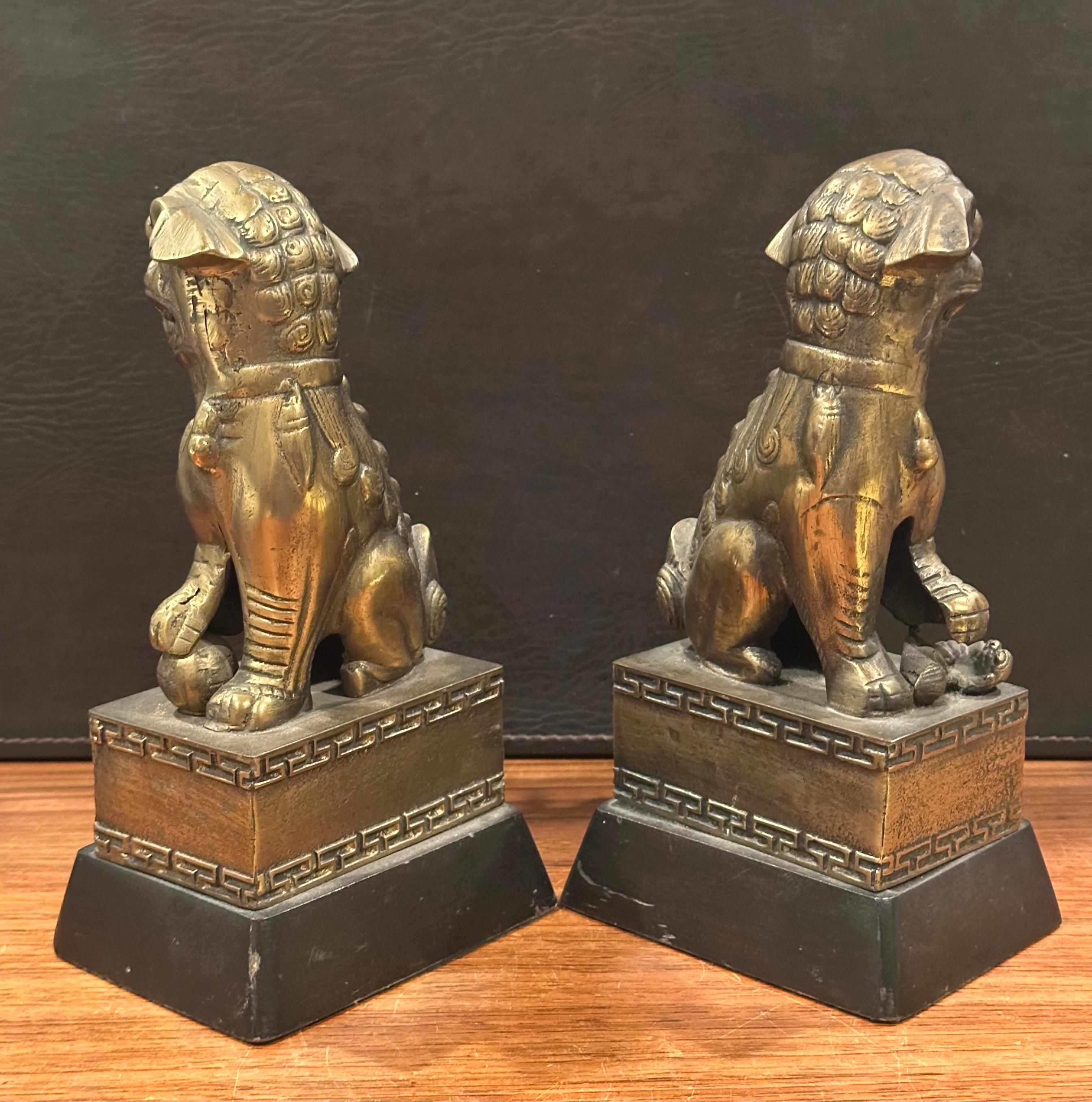 XX secolo Coppia di cani da caccia cinesi d'epoca in ottone in vendita