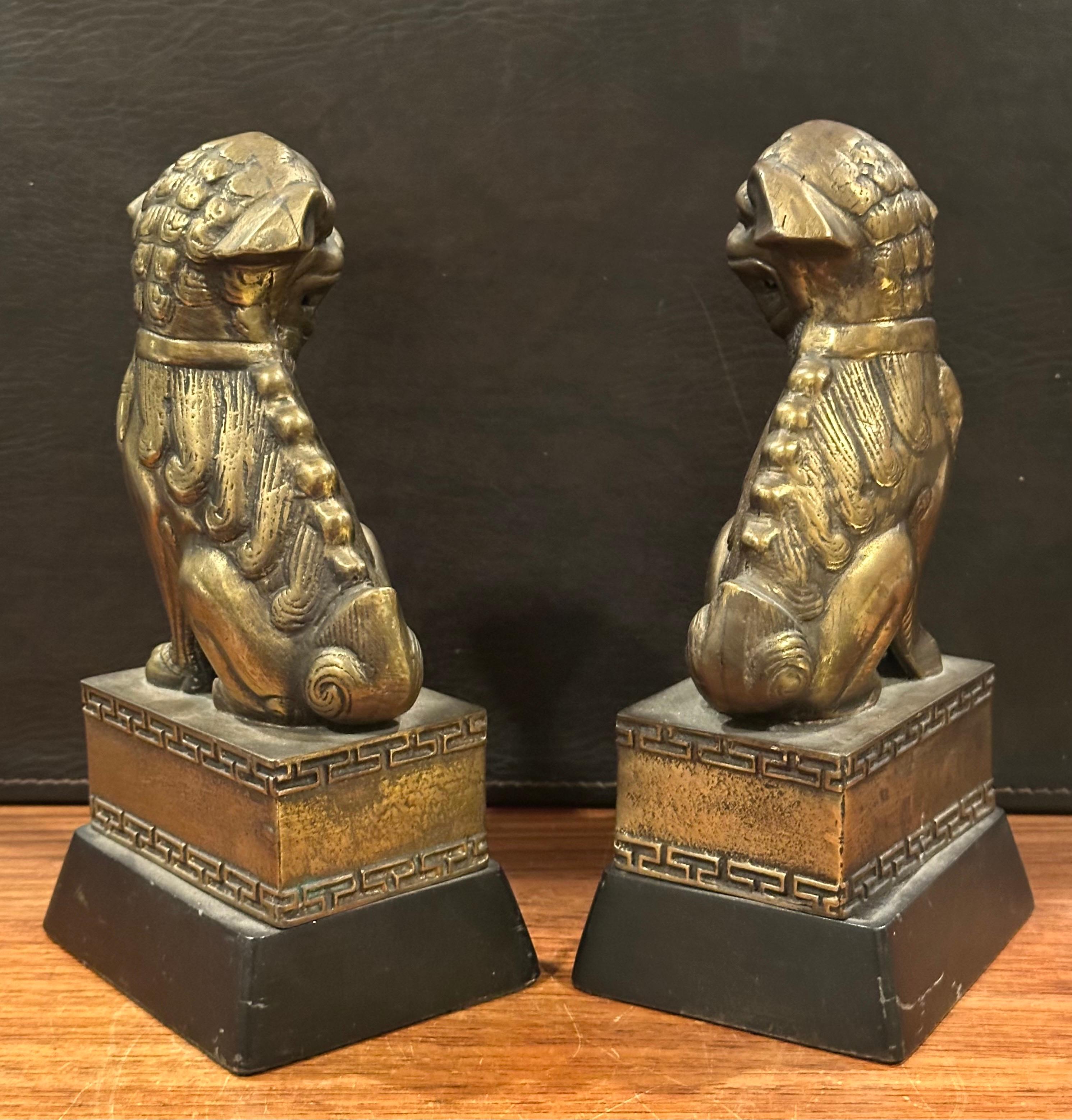 Ottone Coppia di cani da caccia cinesi d'epoca in ottone in vendita