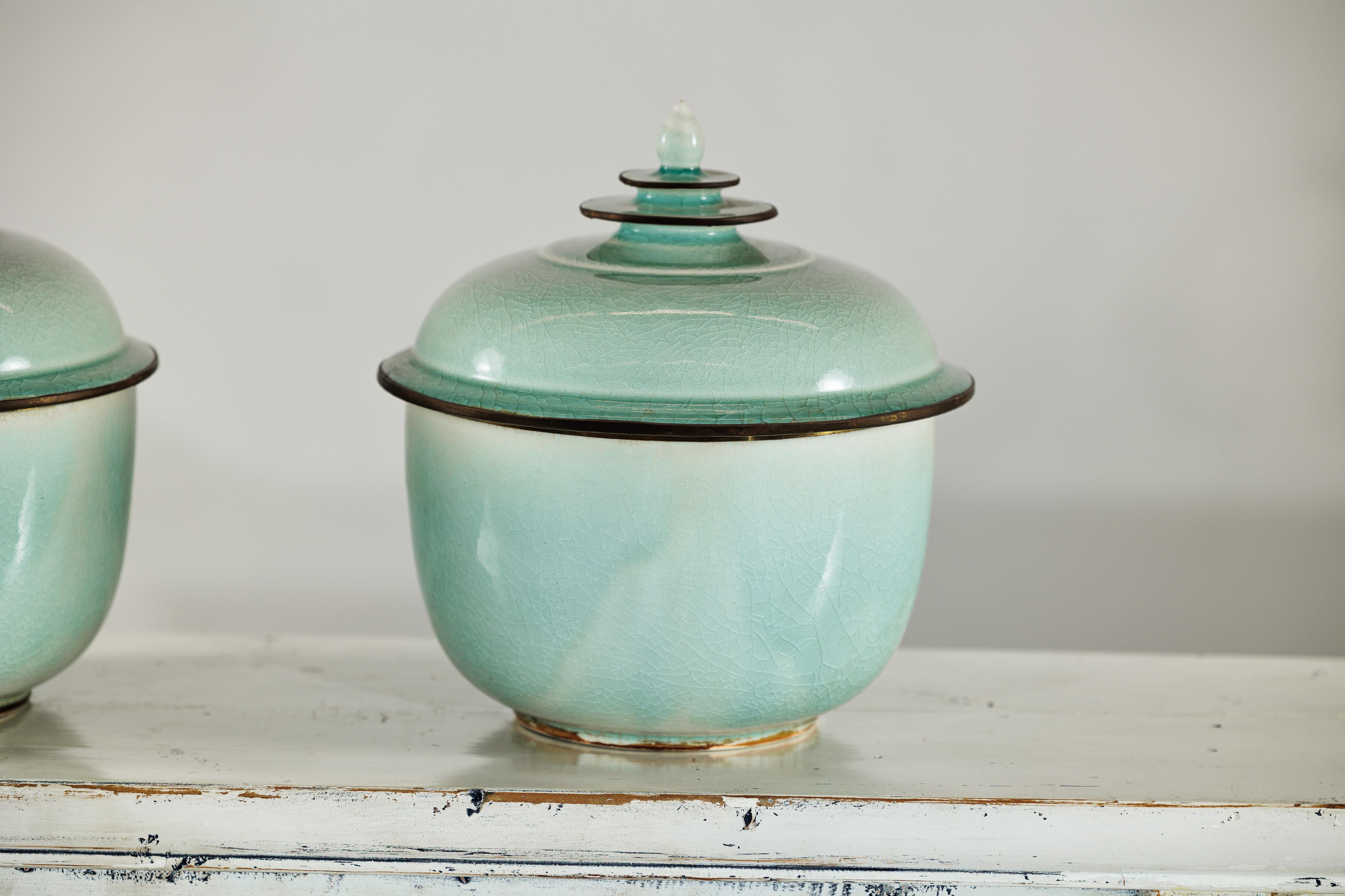 Coppia di vasi cinesi d'epoca con coperchio in celadon, smaltatura a crepe e terminale a gradini in vendita 3