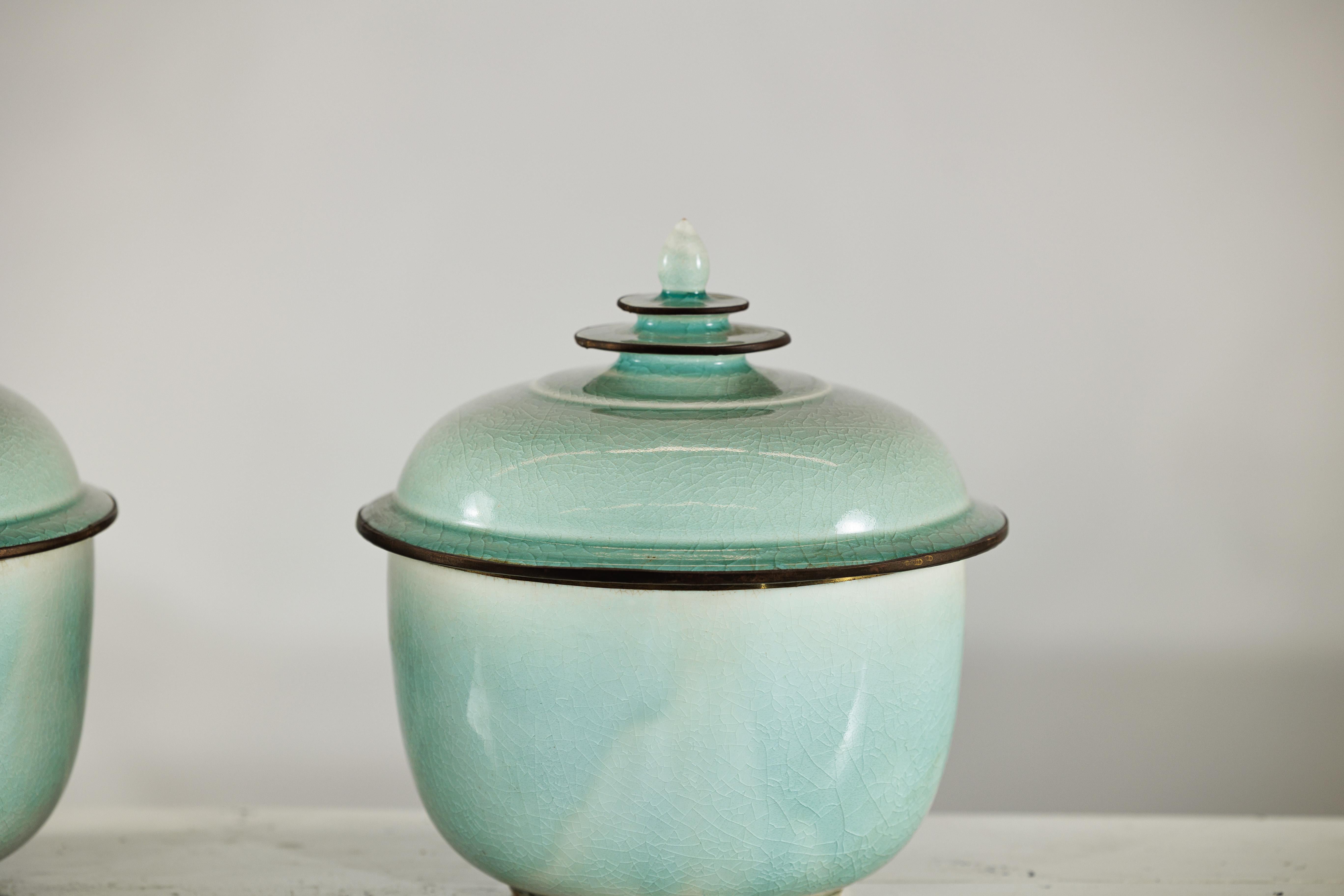 Coppia di vasi cinesi d'epoca con coperchio in celadon, smaltatura a crepe e terminale a gradini in vendita 4