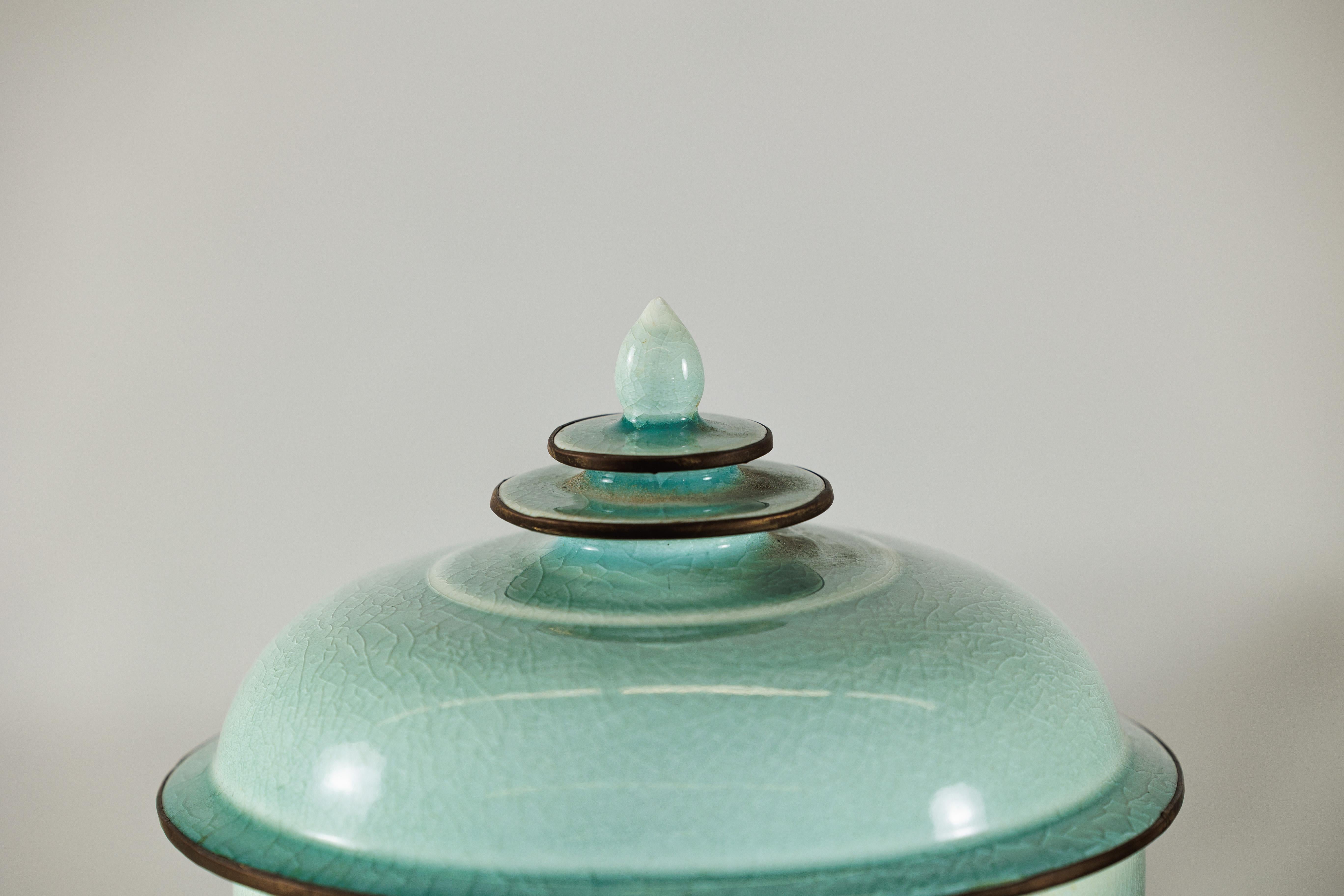 Coppia di vasi cinesi d'epoca con coperchio in celadon, smaltatura a crepe e terminale a gradini in vendita 5