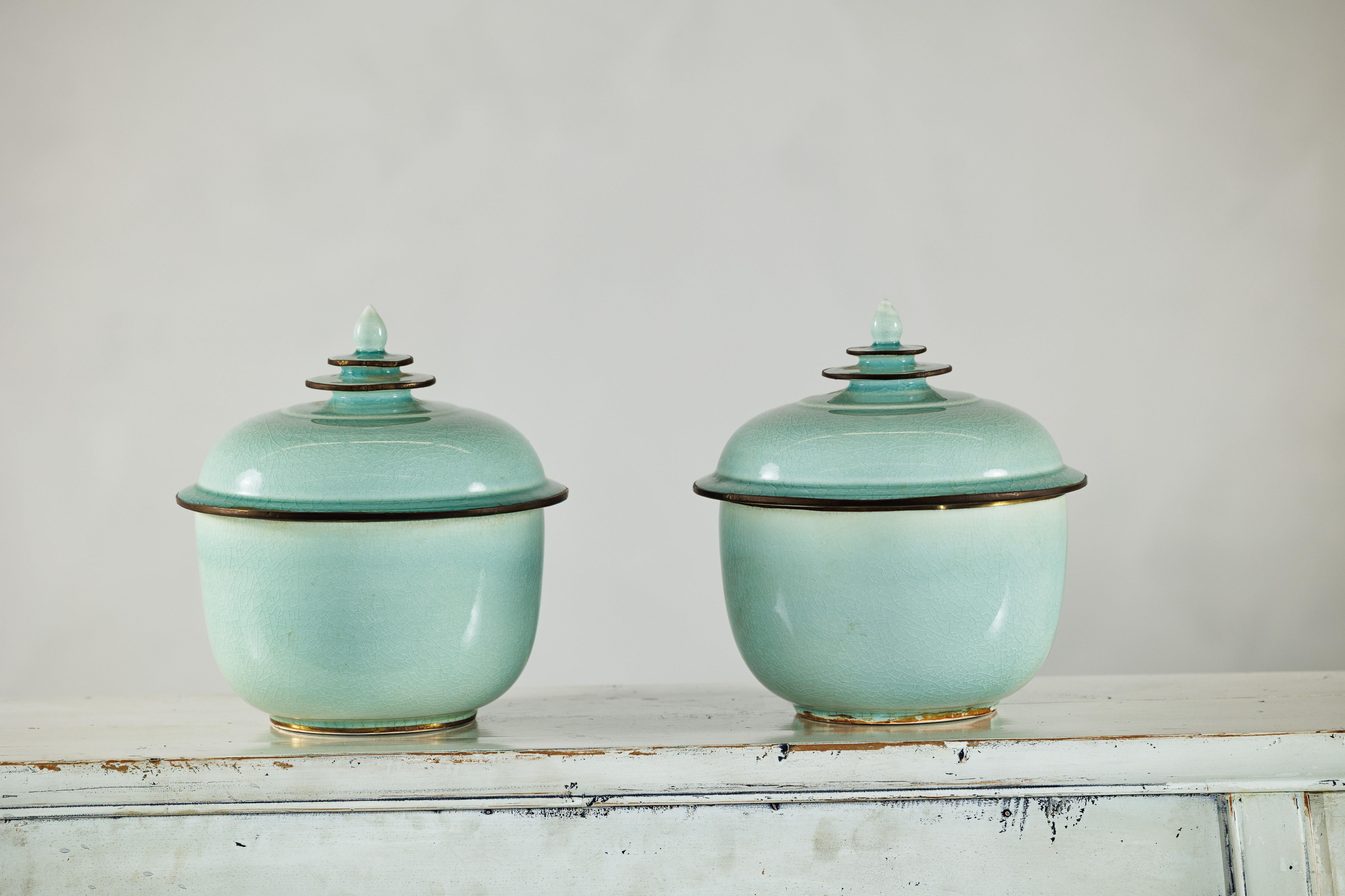 Coppia di vasi cinesi d'epoca con coperchio in celadon, smaltatura a crepe e terminale a gradini in vendita 6