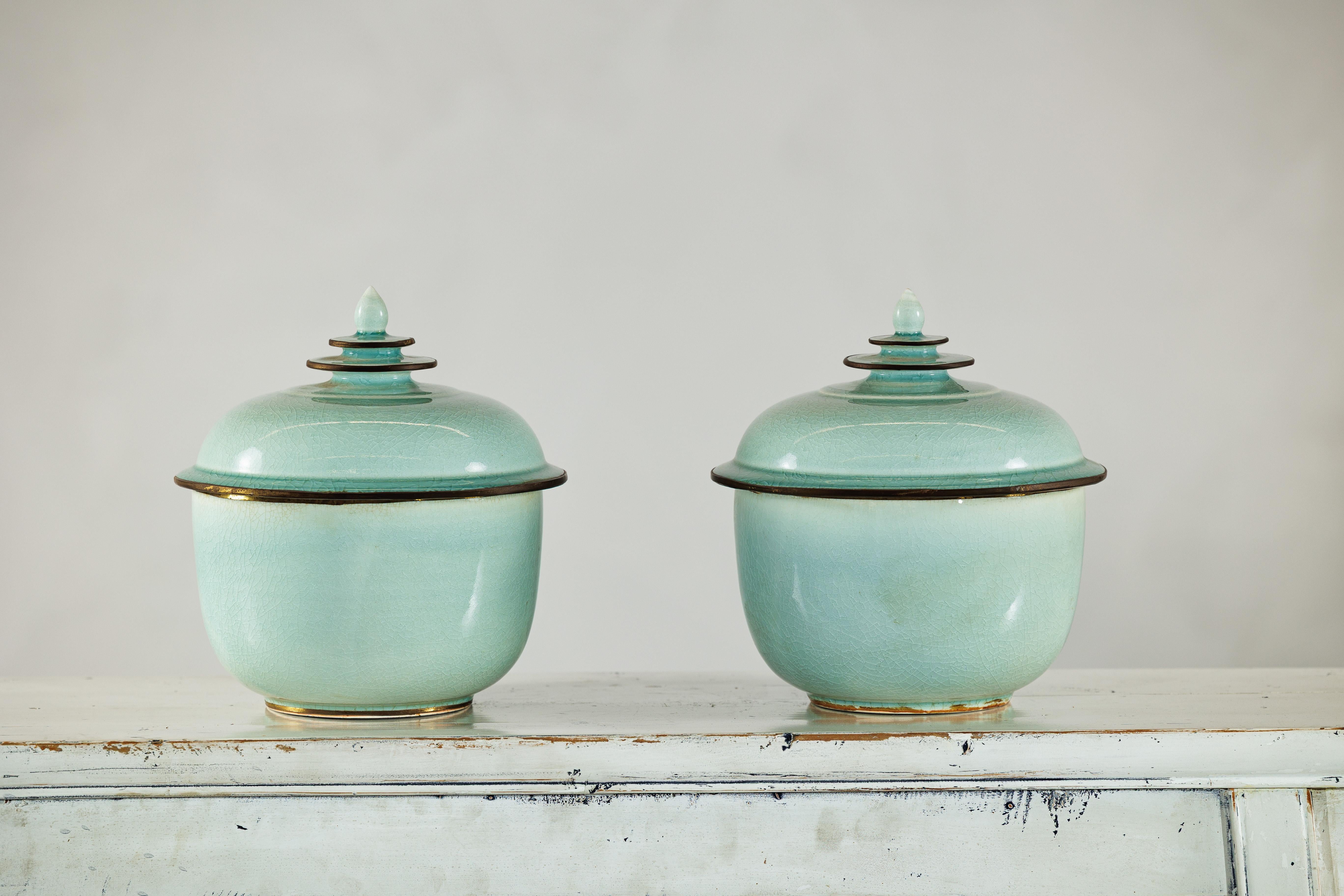 Coppia di vasi cinesi d'epoca con coperchio in celadon, smaltatura a crepe e terminale a gradini in vendita 7