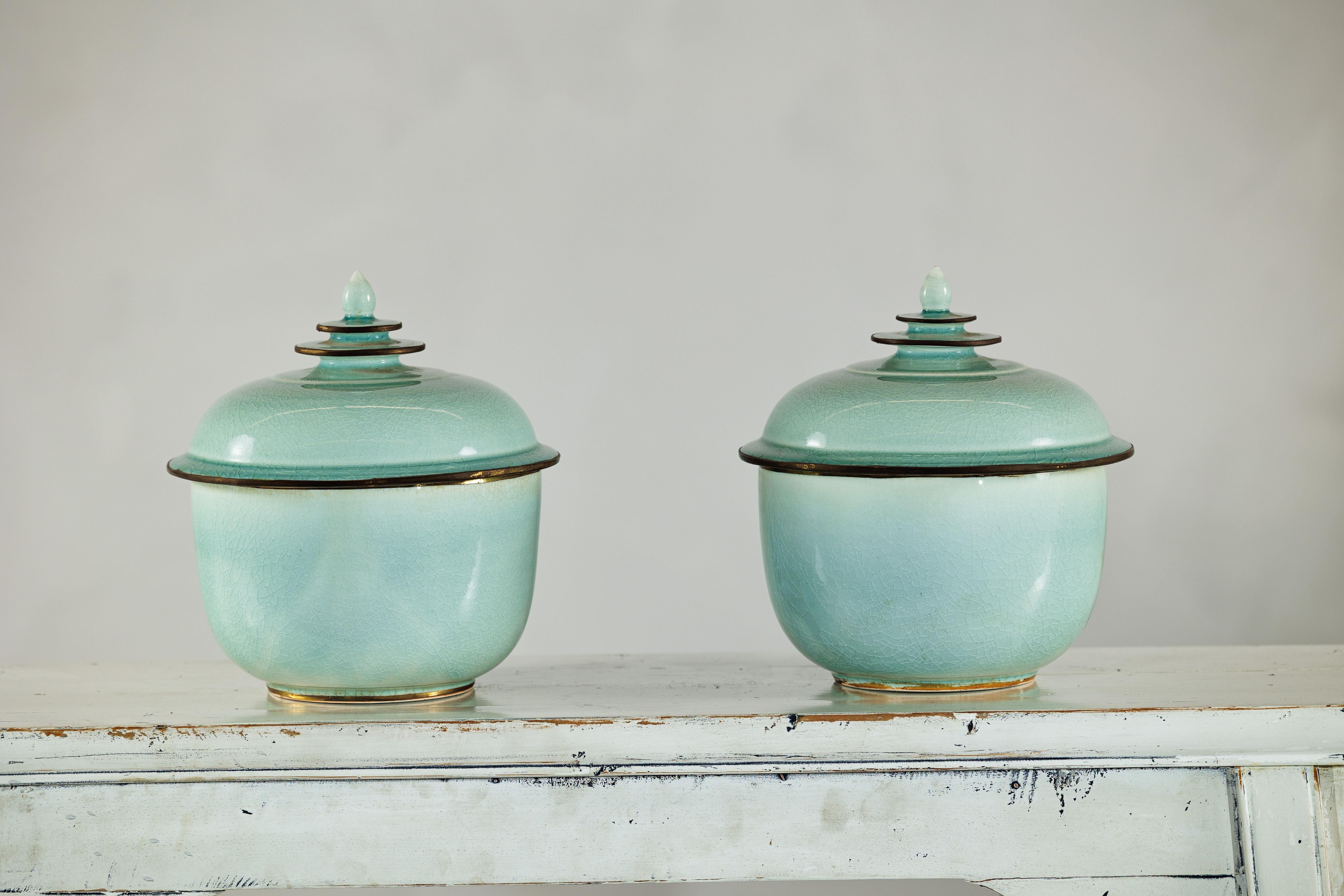 Coppia di vasi cinesi d'epoca con coperchio in celadon, smaltatura a crepe e terminale a gradini in vendita 8