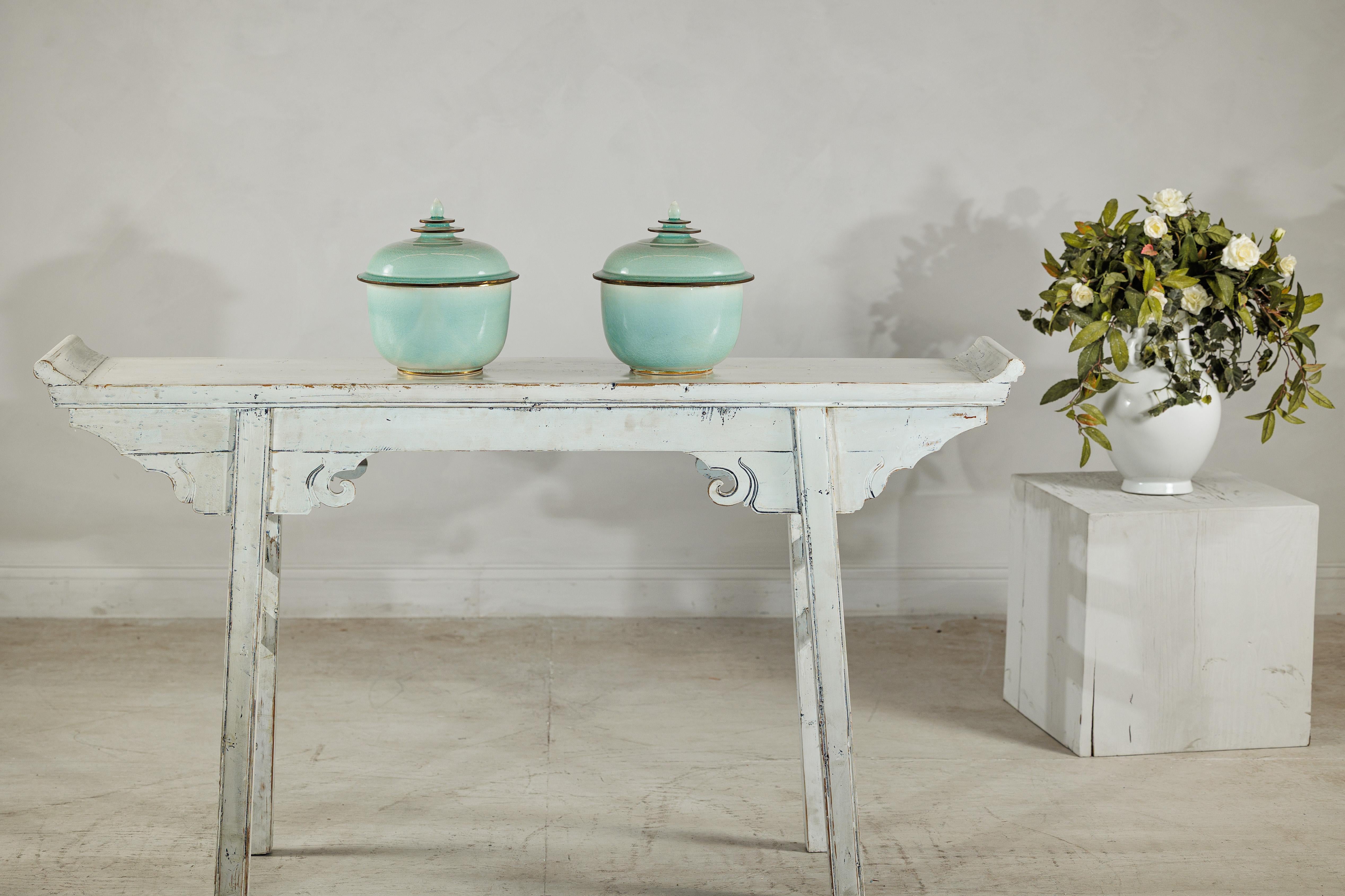 Coppia di vasi cinesi d'epoca con coperchio in celadon, smaltatura a crepe e terminale a gradini in vendita 9