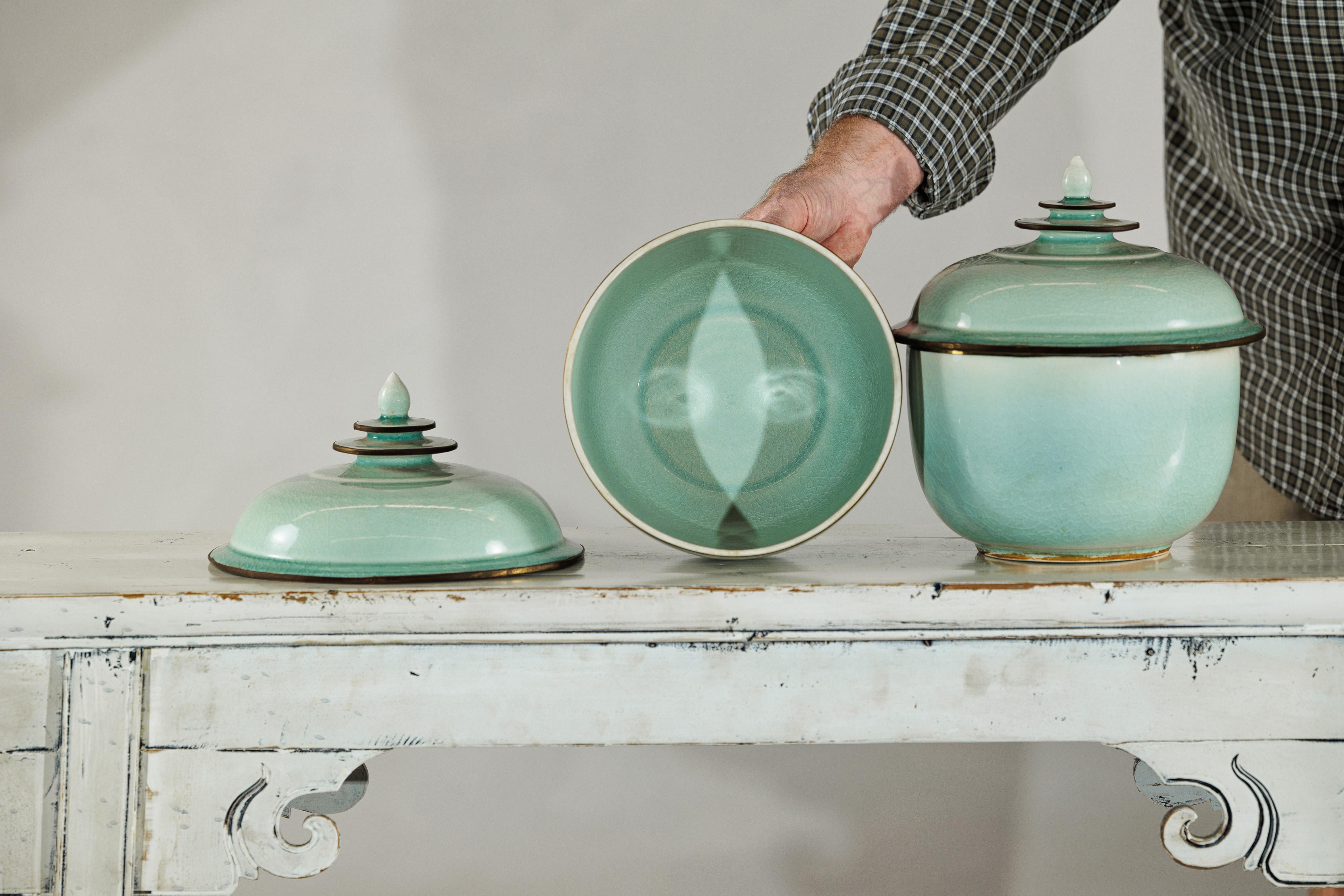 Coppia di vasi cinesi d'epoca con coperchio in celadon, smaltatura a crepe e terminale a gradini in vendita 10