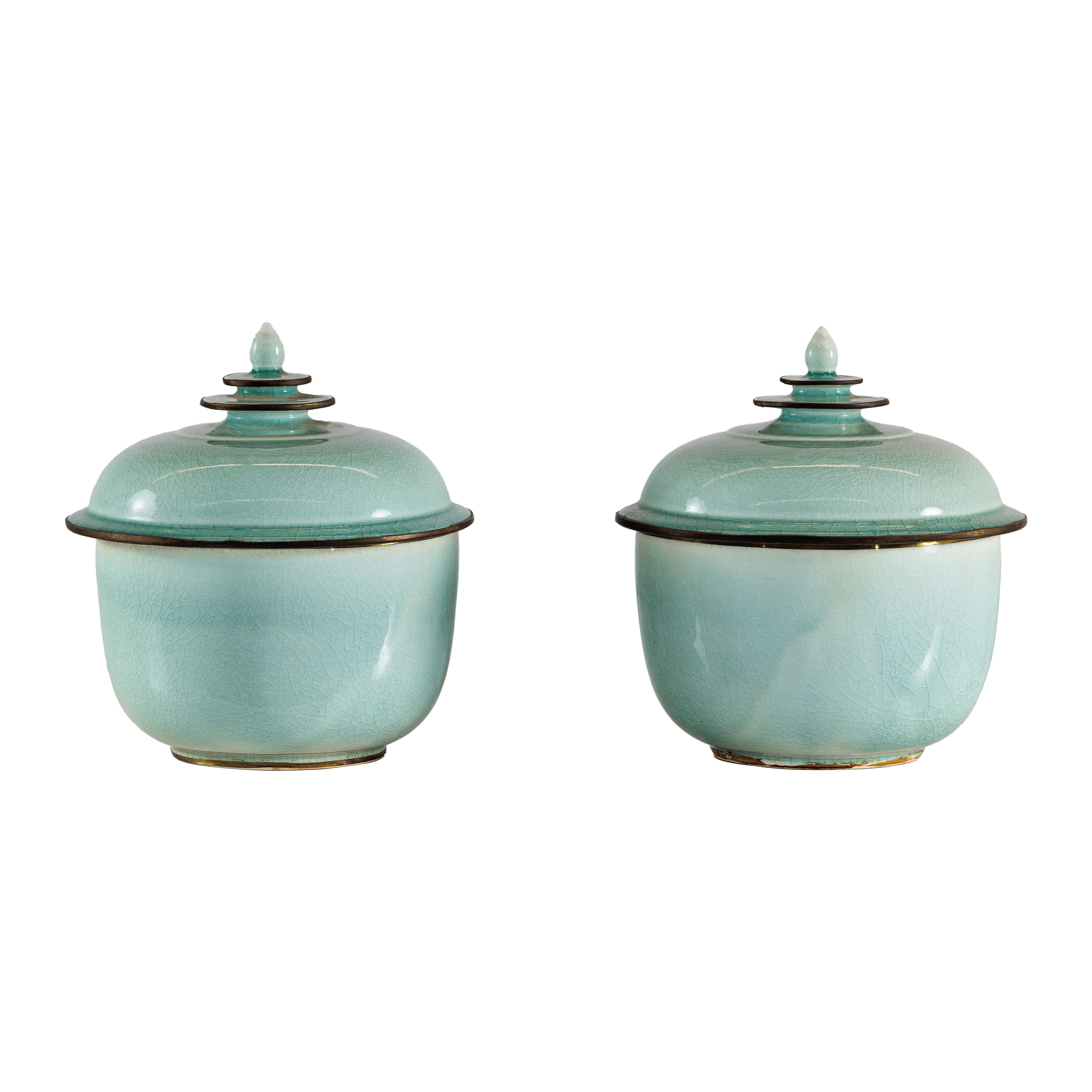 Coppia di vasi cinesi d'epoca con coperchio in celadon, smaltatura a crepe e terminale a gradini in vendita 11