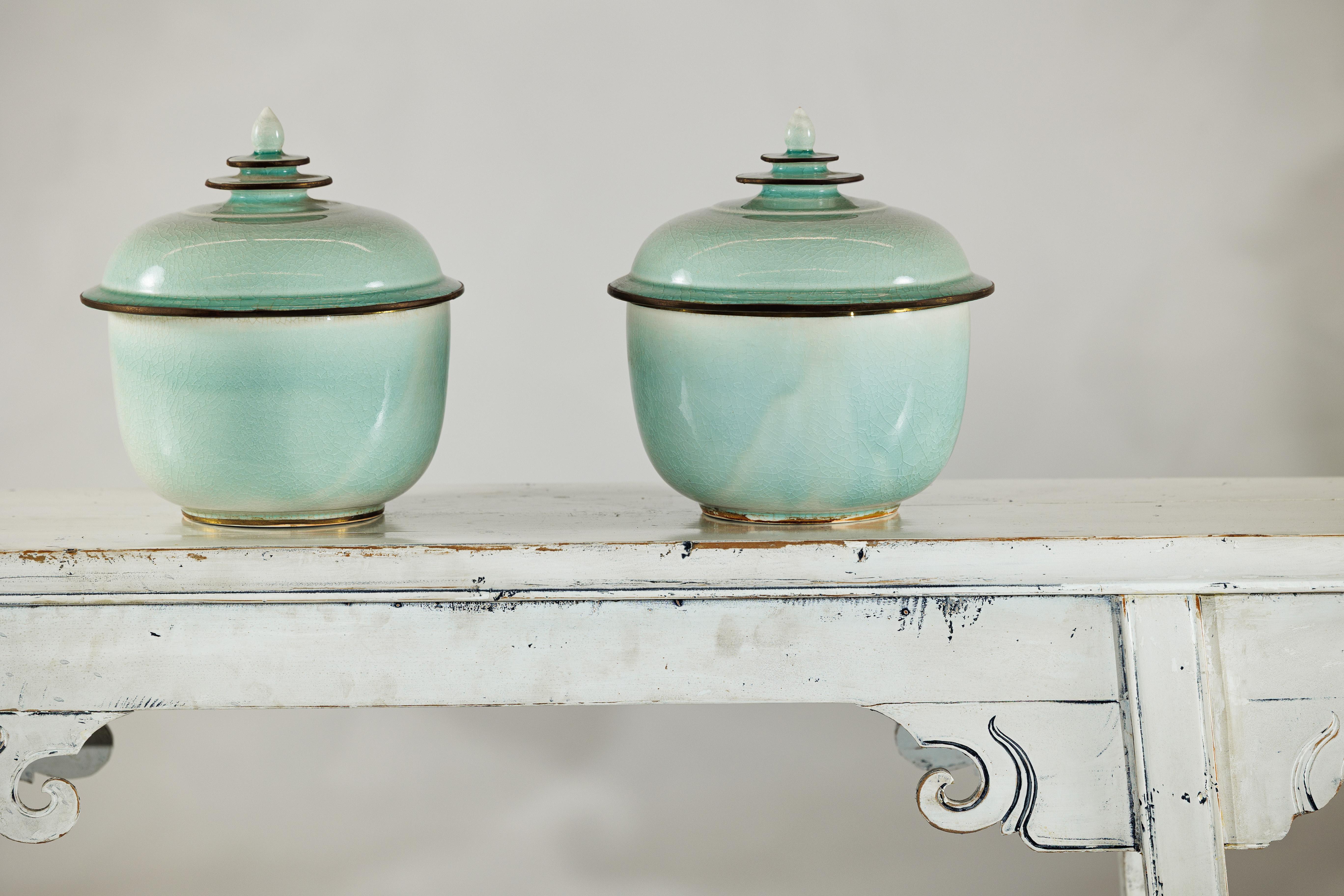 Smaltato Coppia di vasi cinesi d'epoca con coperchio in celadon, smaltatura a crepe e terminale a gradini in vendita