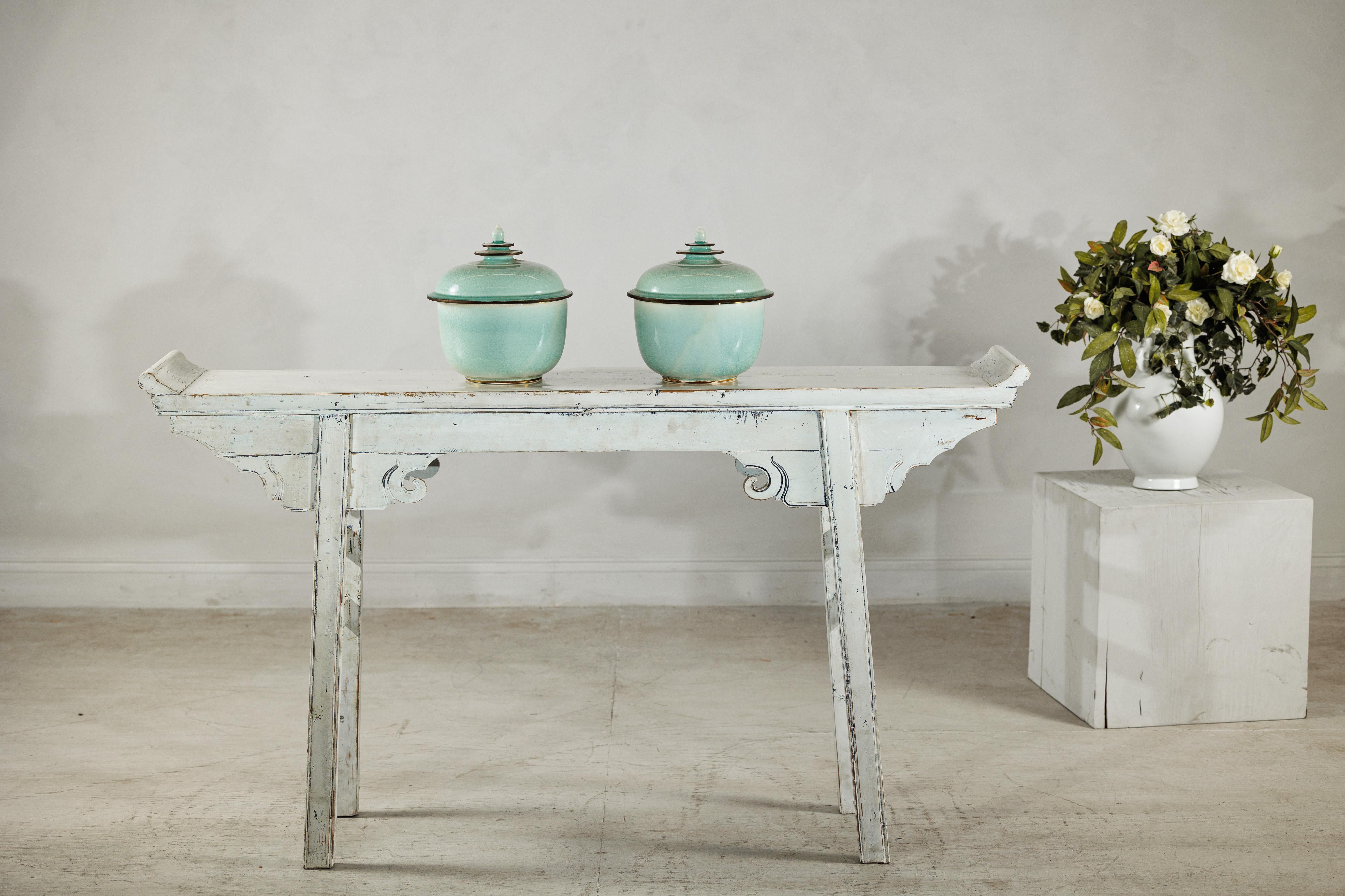 Coppia di vasi cinesi d'epoca con coperchio in celadon, smaltatura a crepe e terminale a gradini In condizioni buone in vendita a Yonkers, NY