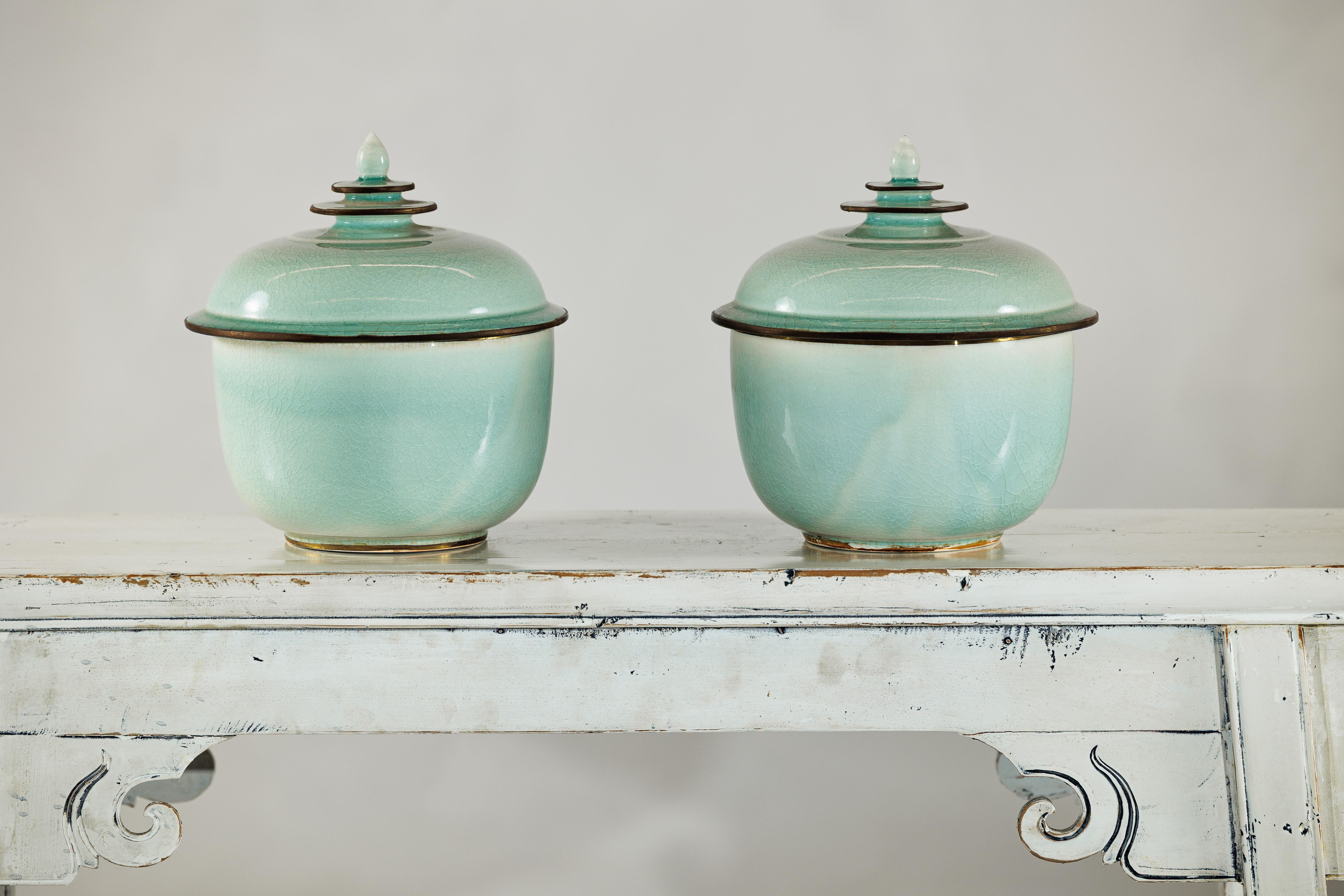 XX secolo Coppia di vasi cinesi d'epoca con coperchio in celadon, smaltatura a crepe e terminale a gradini in vendita