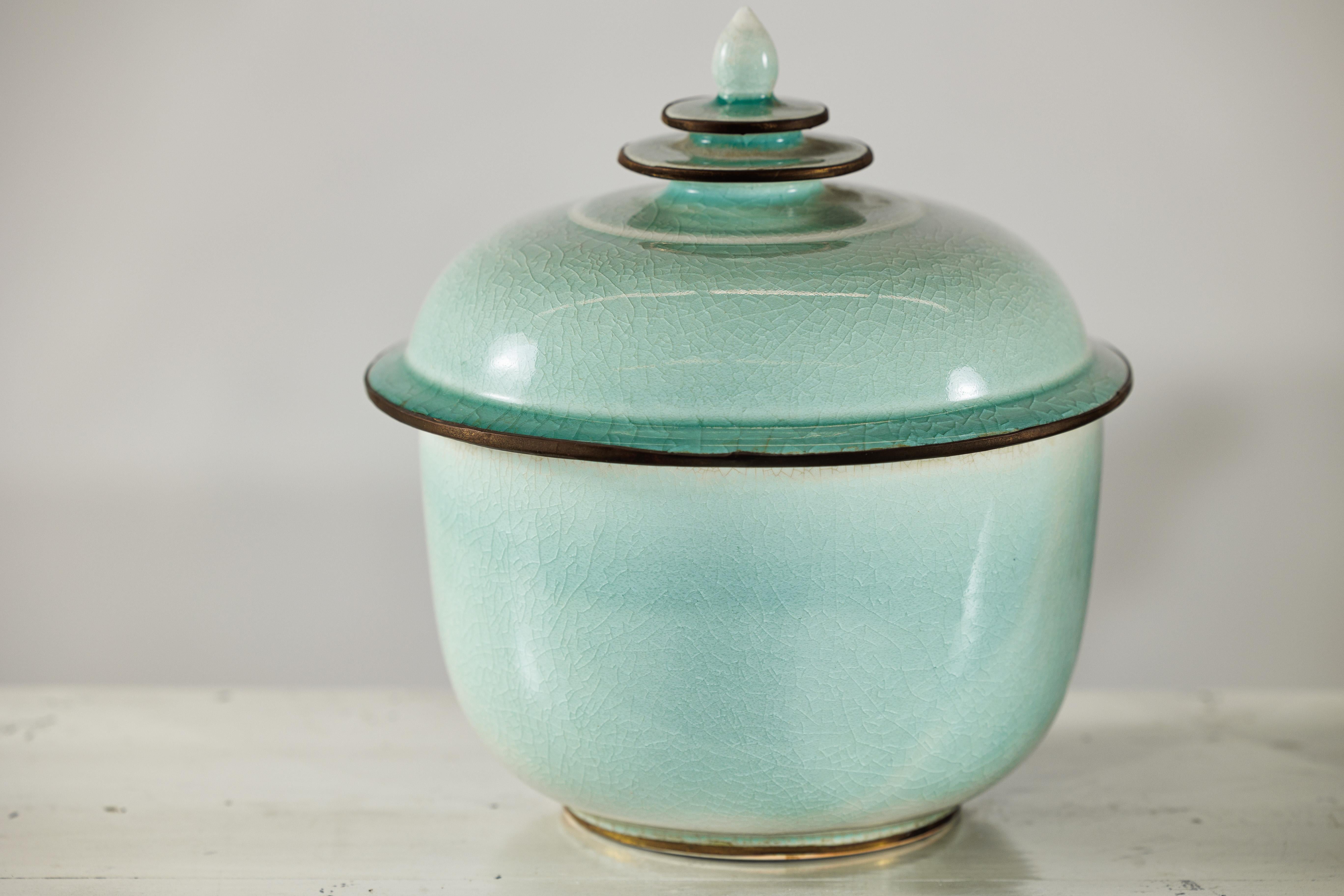 Ceramica Coppia di vasi cinesi d'epoca con coperchio in celadon, smaltatura a crepe e terminale a gradini in vendita