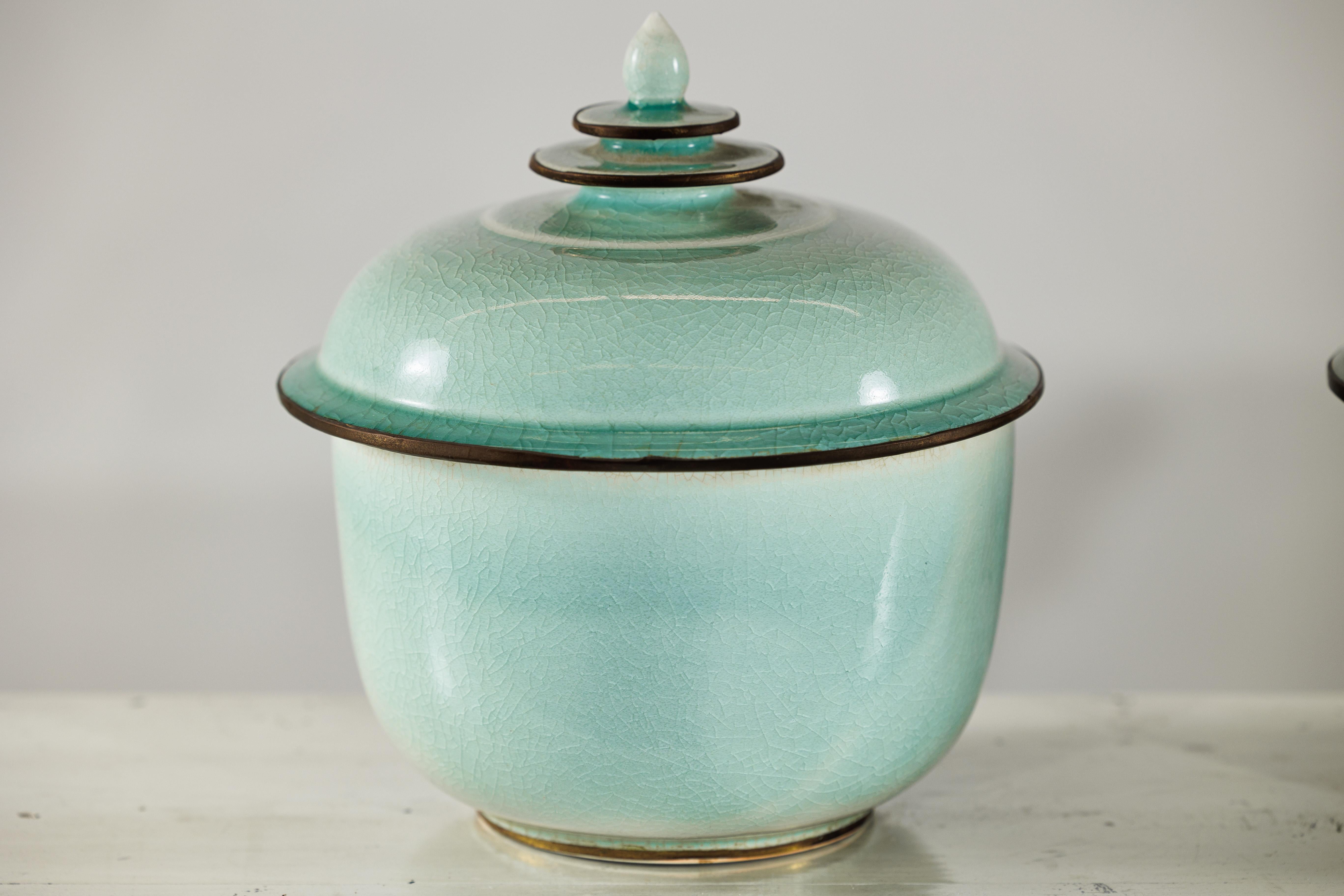 Coppia di vasi cinesi d'epoca con coperchio in celadon, smaltatura a crepe e terminale a gradini in vendita 1