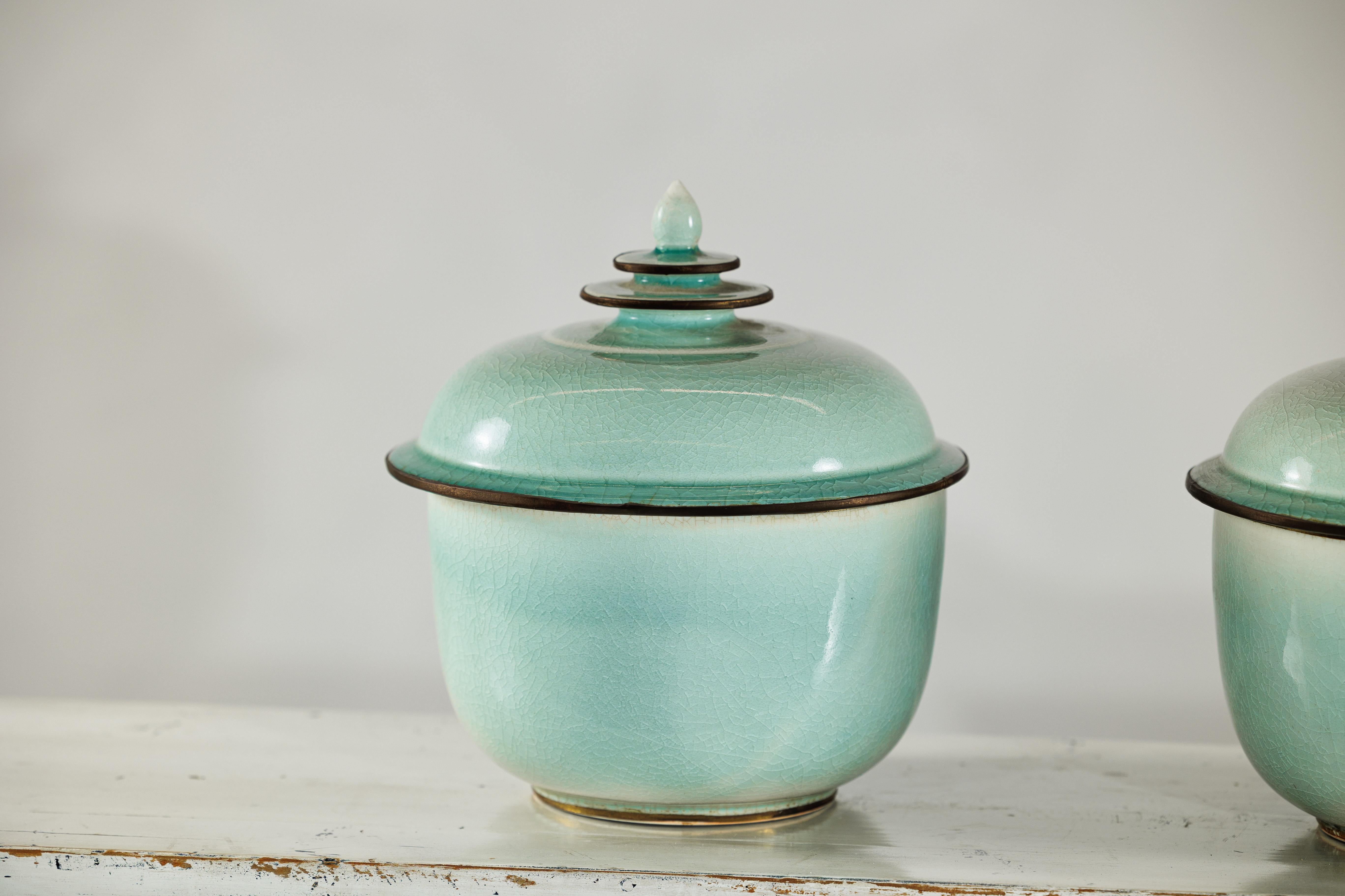 Coppia di vasi cinesi d'epoca con coperchio in celadon, smaltatura a crepe e terminale a gradini in vendita 2