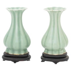 Coppia di vasi vintage cinesi “Yuhuchunping” in porcellana celadon