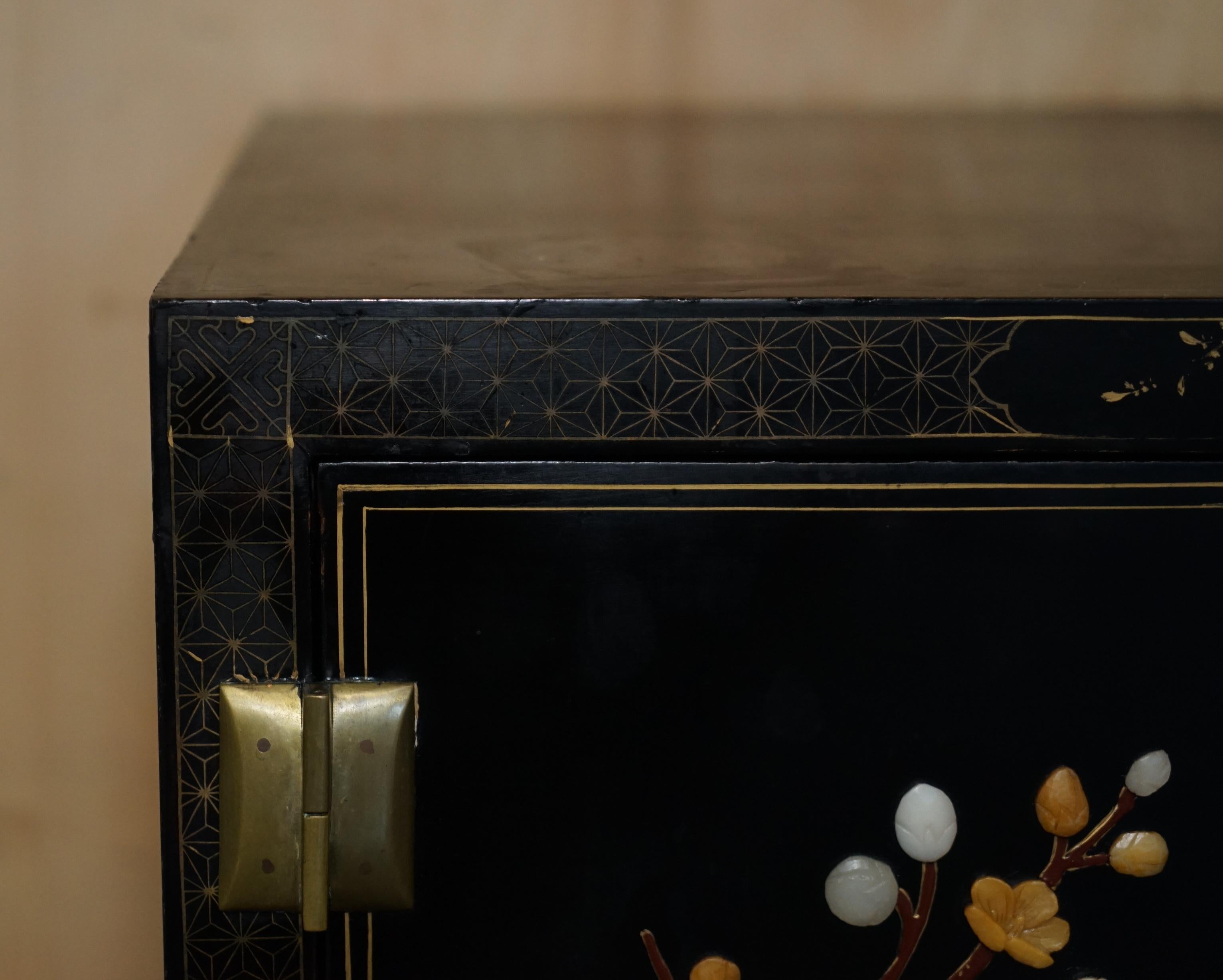 Pair of Vintage Chinese Chinoiserie Soapstone Side Cabinets Bedside Tables In Good Condition In West Sussex, Pulborough