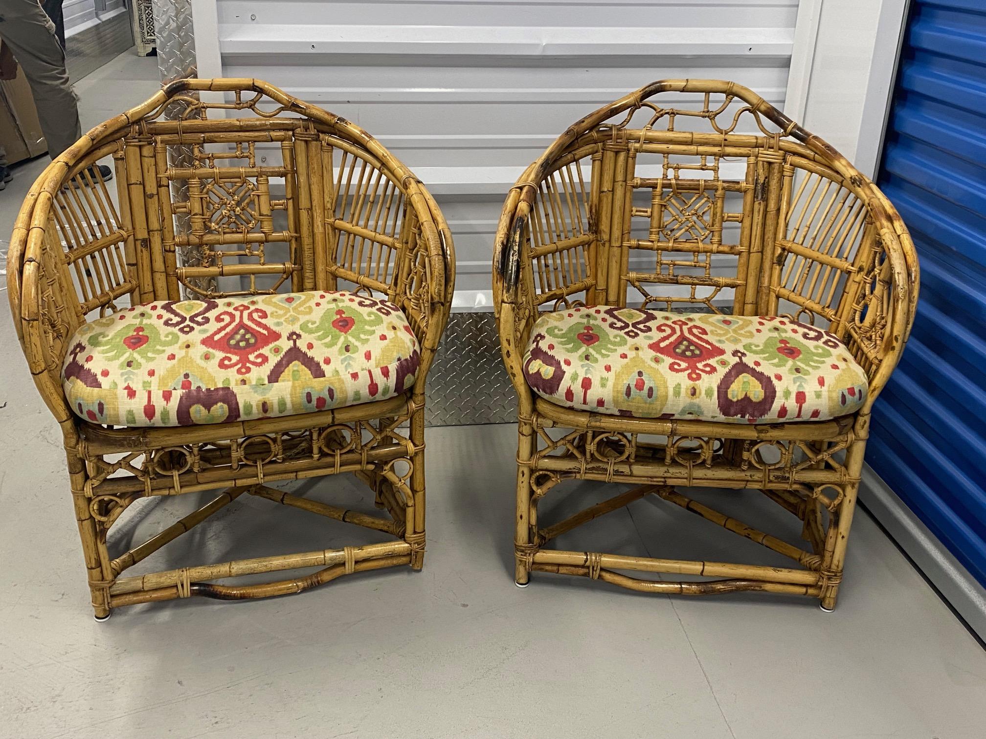 Pareja de sillas de centro de bambú y ratán estilo Chippendale de época china
Se trata de un par de sillas de acento vintage de bambú y ratán. Fabricada con robustos palos de bambú y ratán en un cálido acabado tono miel. El diseño presenta una