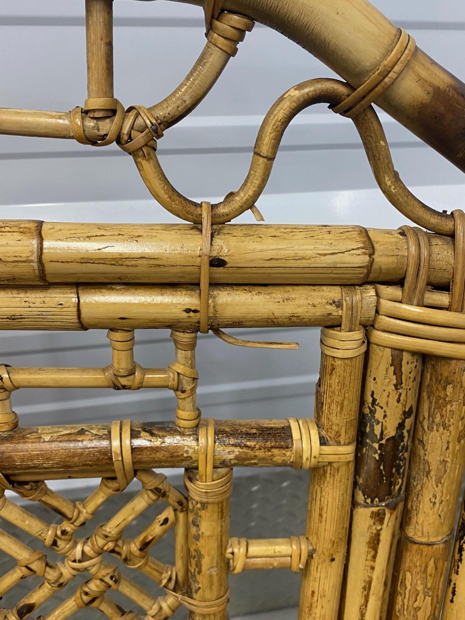 Pareja de sillas de centro de bambú y ratán estilo Chippendale de época china siglo XX en venta