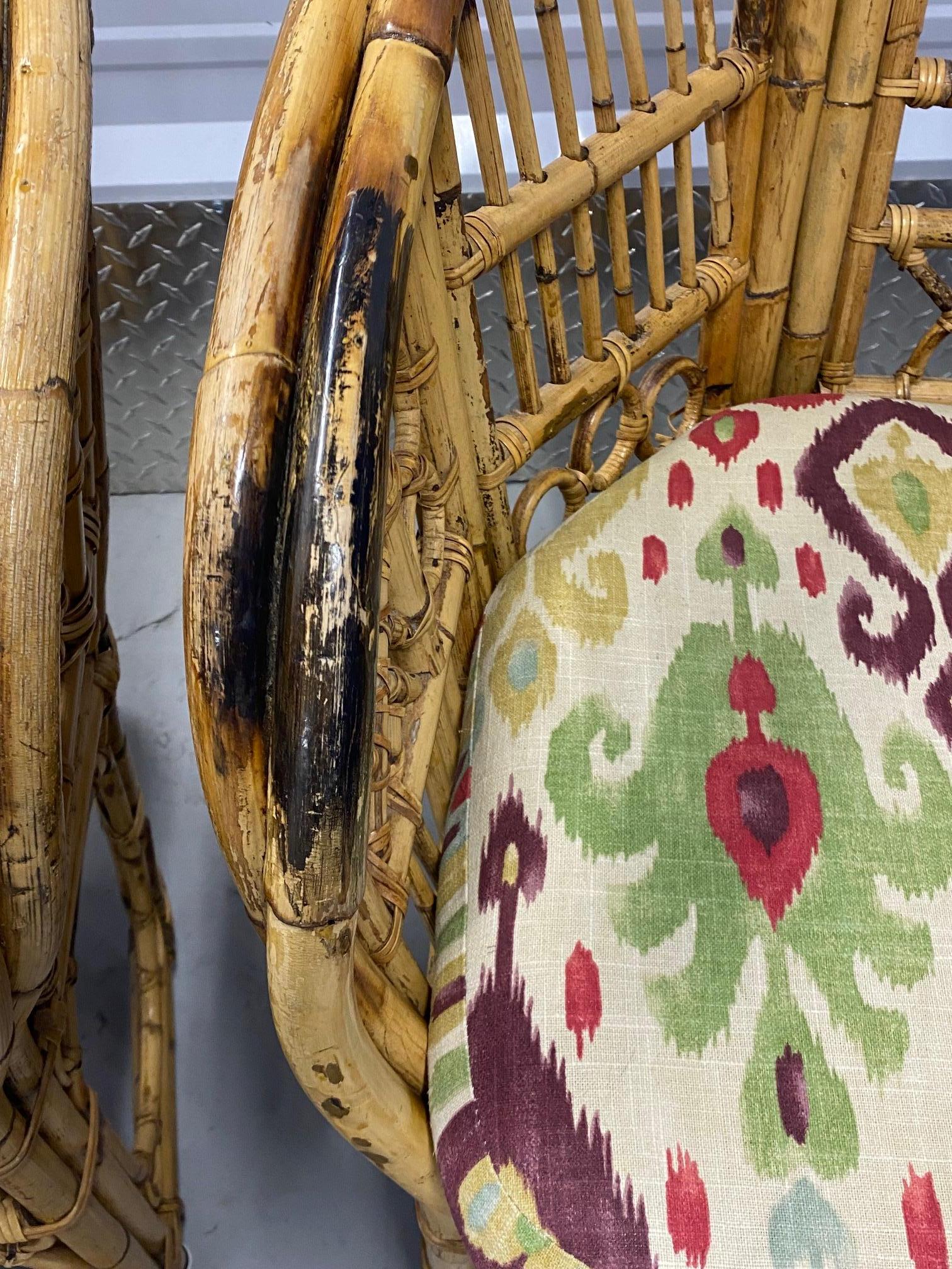 Pareja de sillas de centro de bambú y ratán estilo Chippendale de época china Tela en venta
