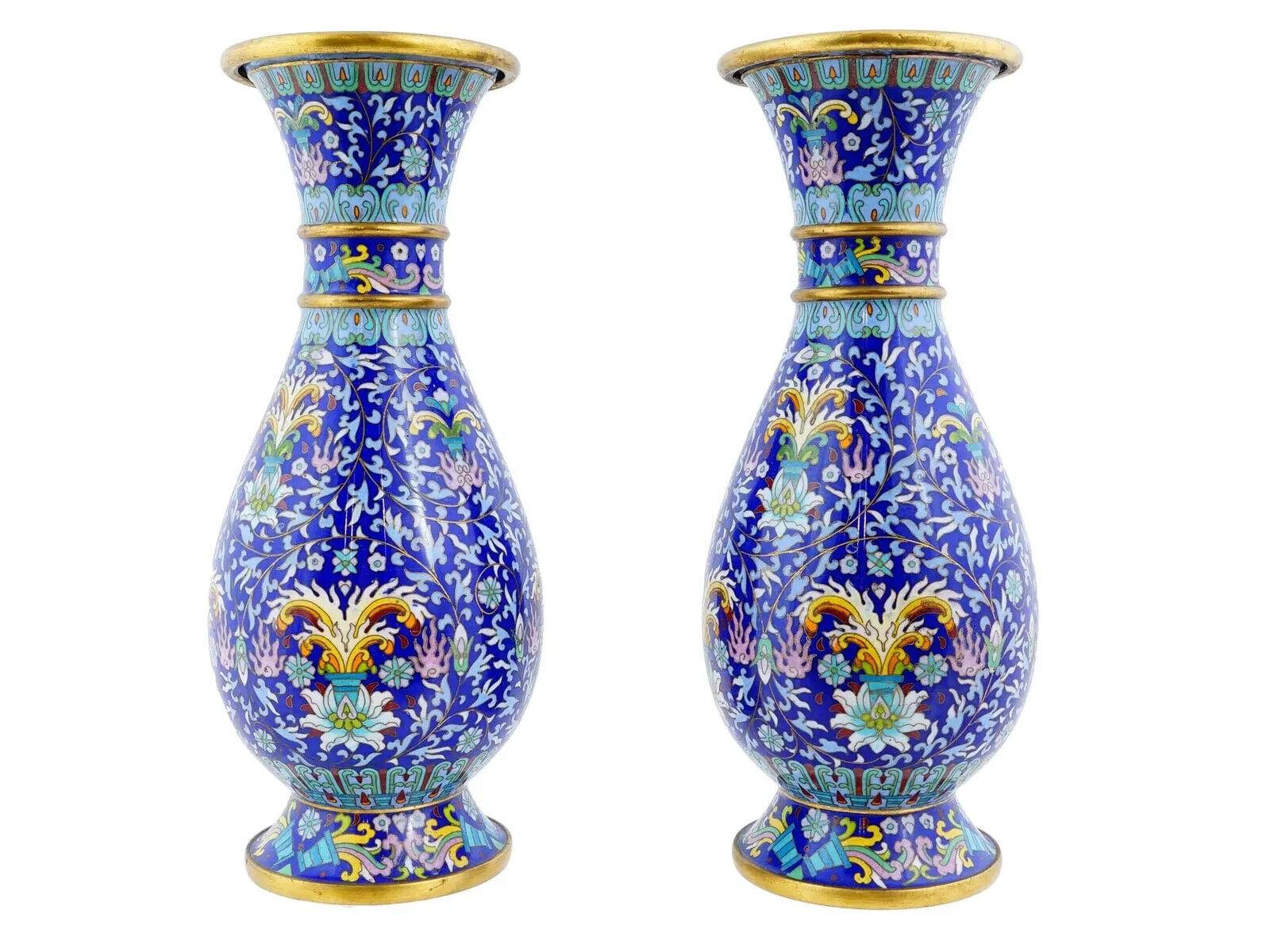 Coppia di vasi cinesi d'epoca in smalto cloisonne In condizioni buone in vendita a New York, NY