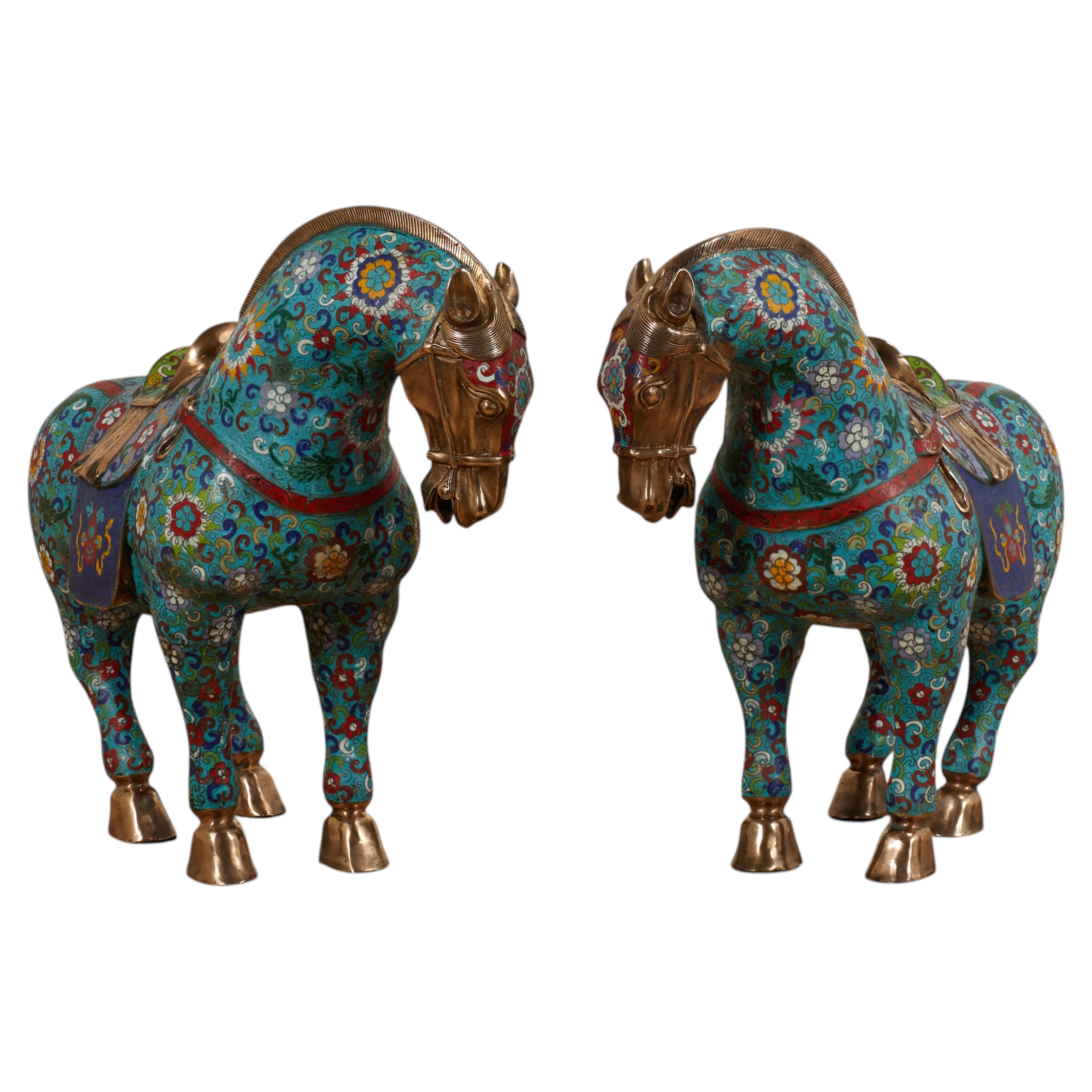 Ein Paar chinesischer Cloisonné-Pferde im Vintage-Stil