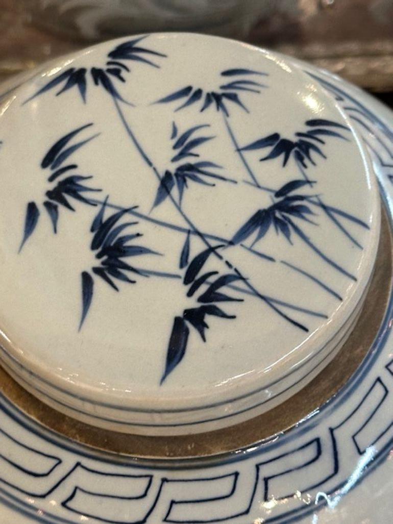 Porcelaine Paire de pots couverts chinois vintage en vente