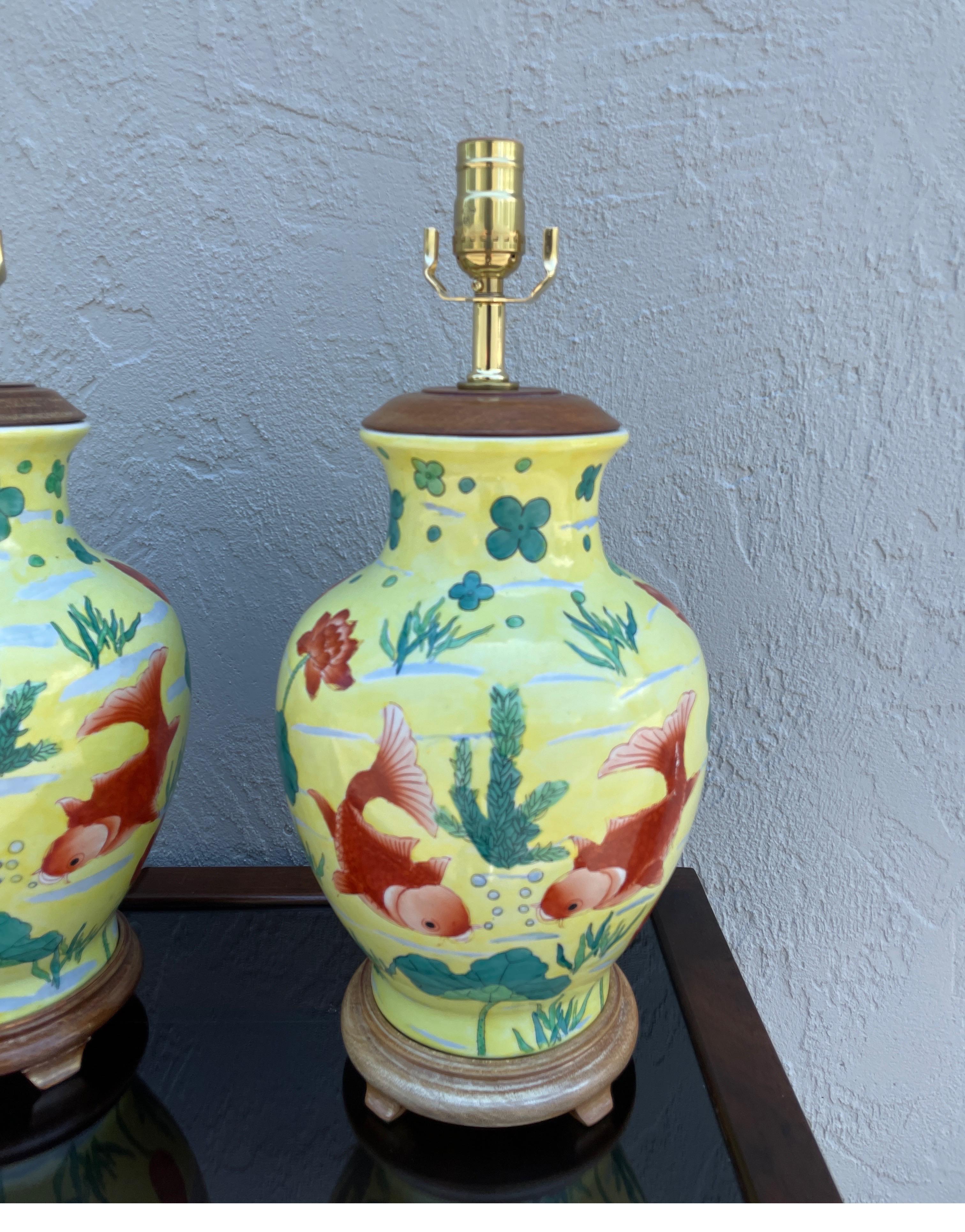 Coppia di lampade cinesi vintage in vaso di zenzero Coy Fish. Il colore dello sfondo è giallo con i disegni in arancione, verde acqua e bianco.