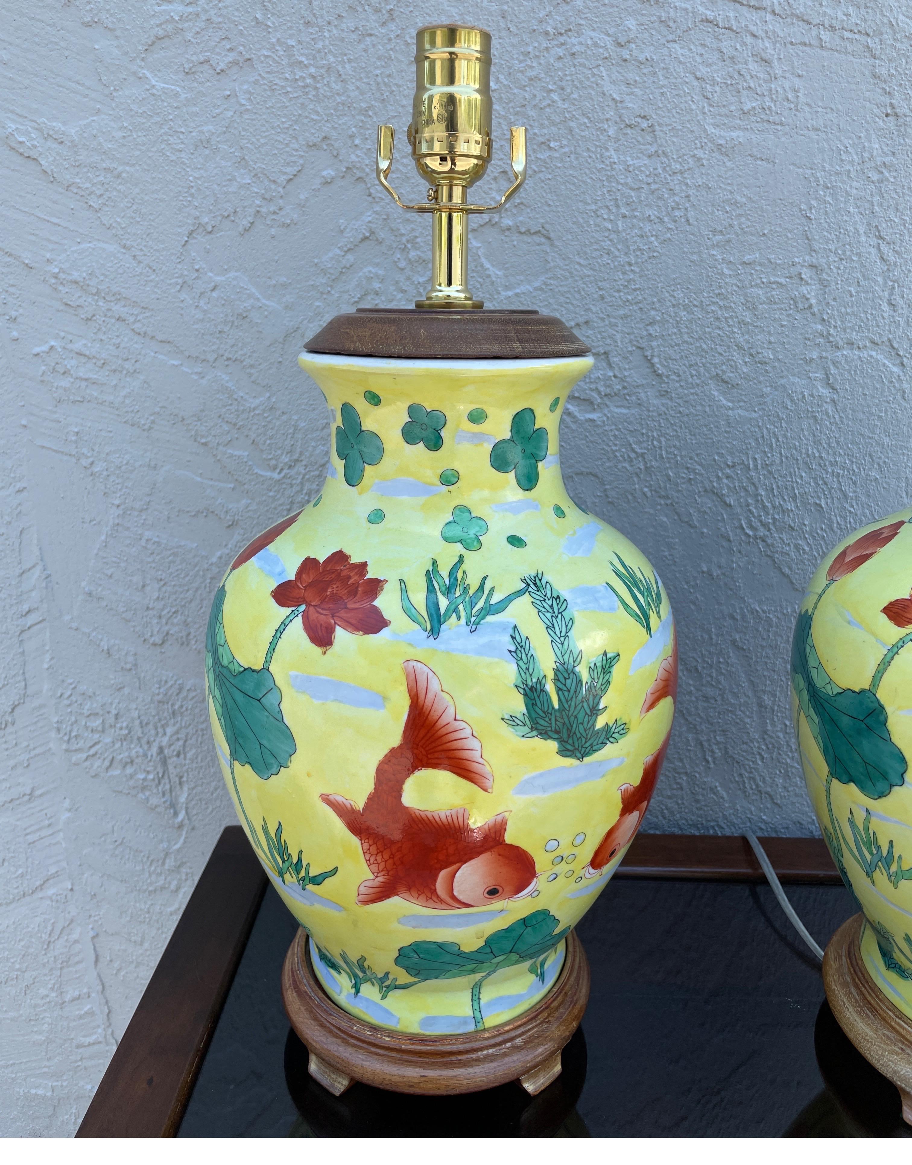 Cinese Coppia di lampade cinesi d'epoca a forma di pesce Coy con zenzero giallo in vendita