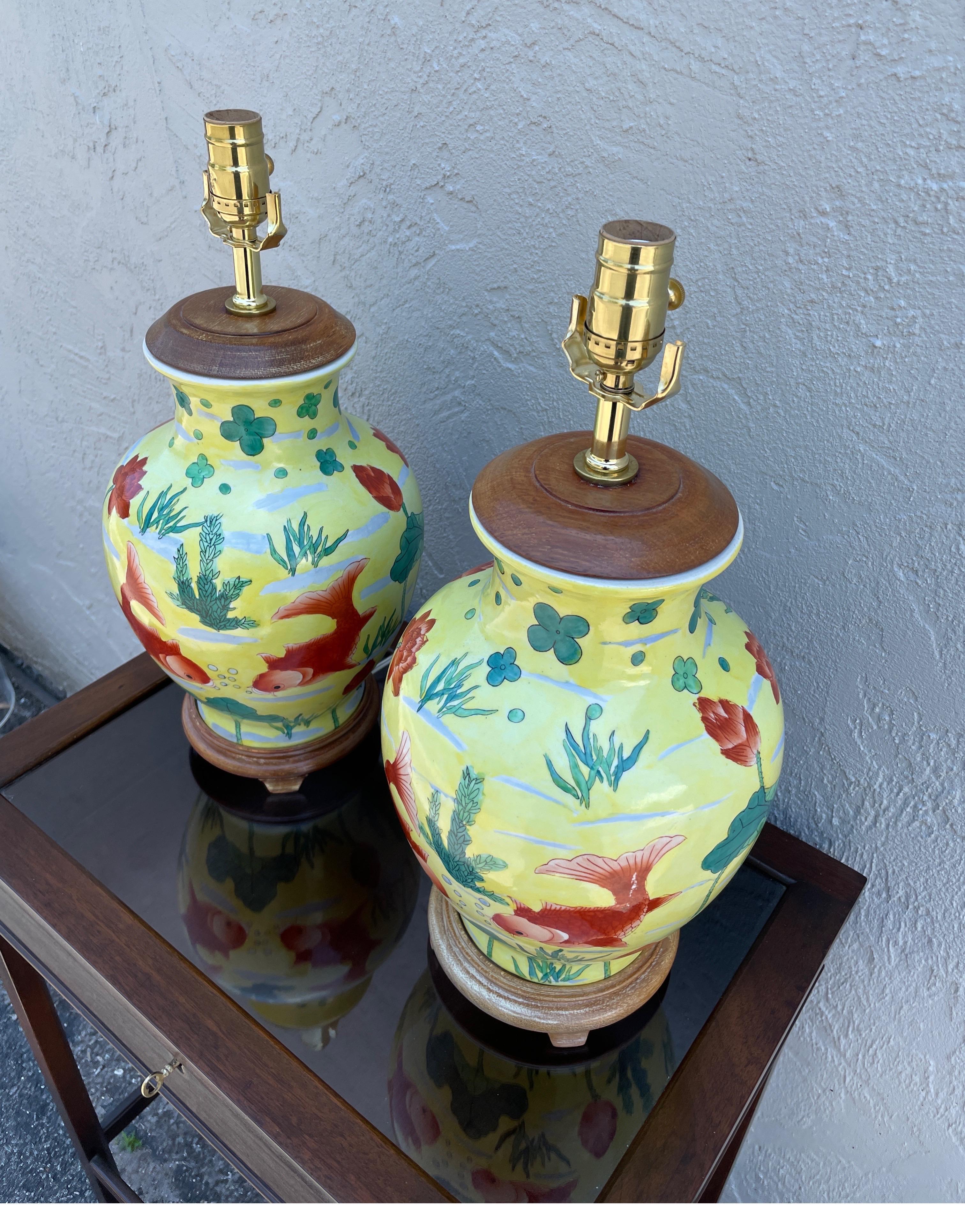 Coppia di lampade cinesi d'epoca a forma di pesce Coy con zenzero giallo In condizioni buone in vendita a West Palm Beach, FL