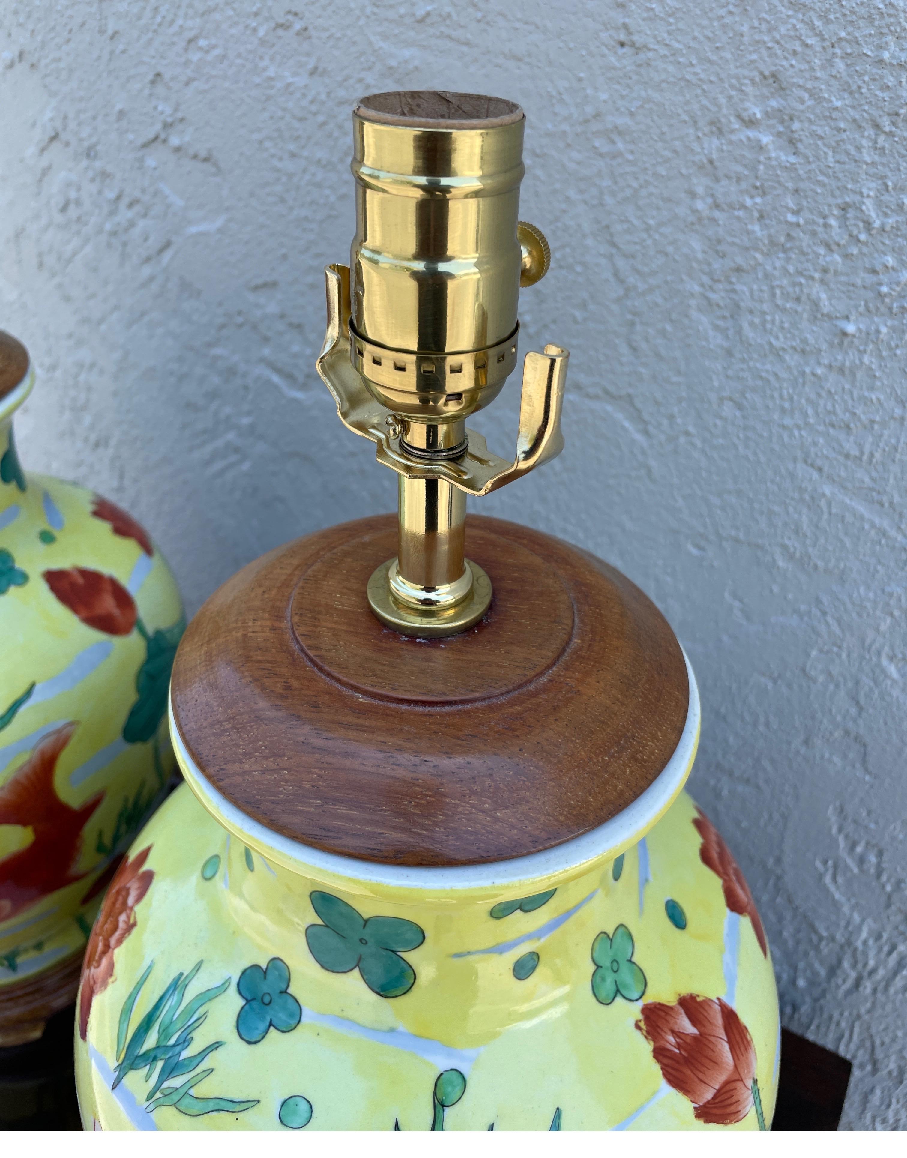 XX secolo Coppia di lampade cinesi d'epoca a forma di pesce Coy con zenzero giallo in vendita