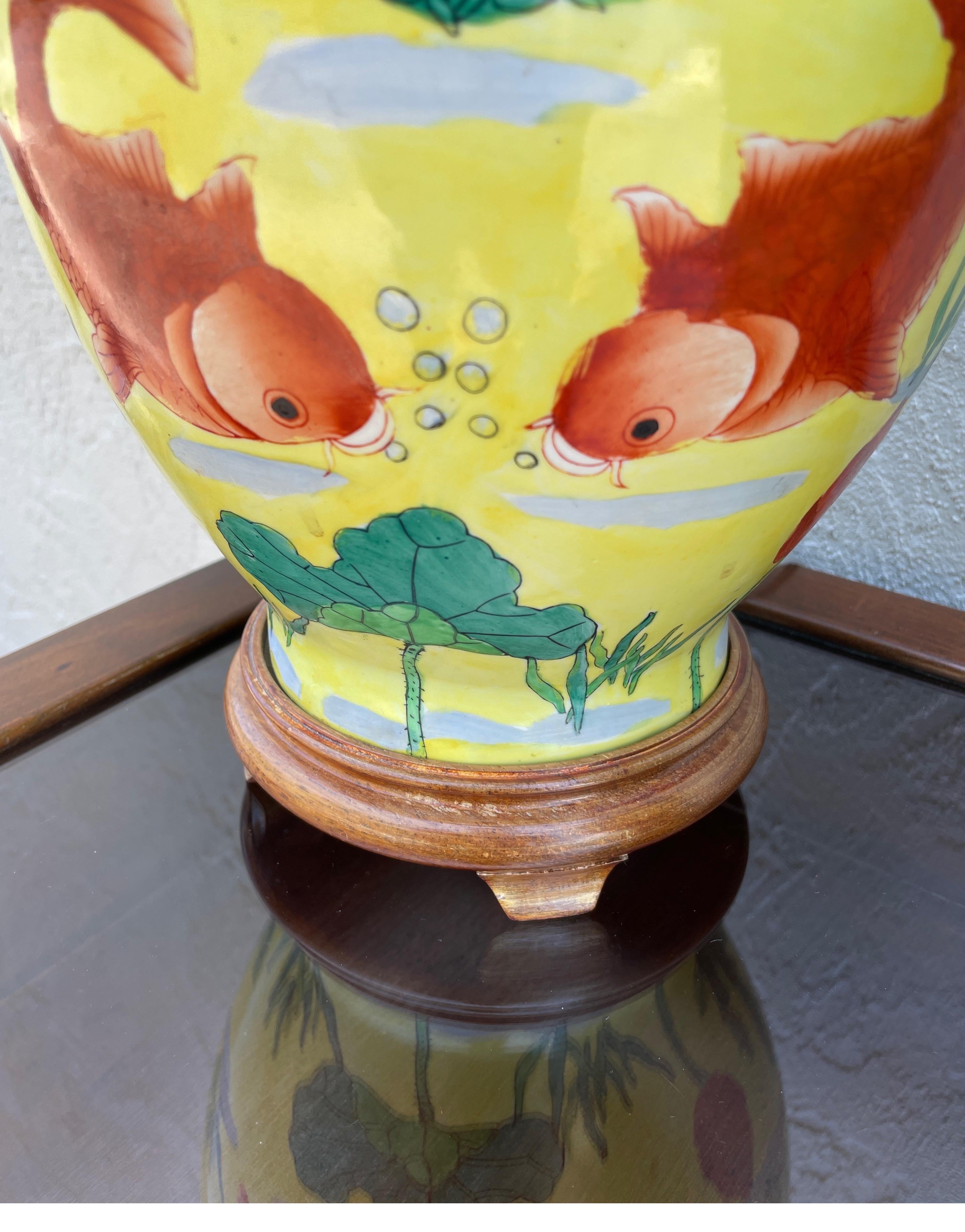Coppia di lampade cinesi d'epoca a forma di pesce Coy con zenzero giallo in vendita 1