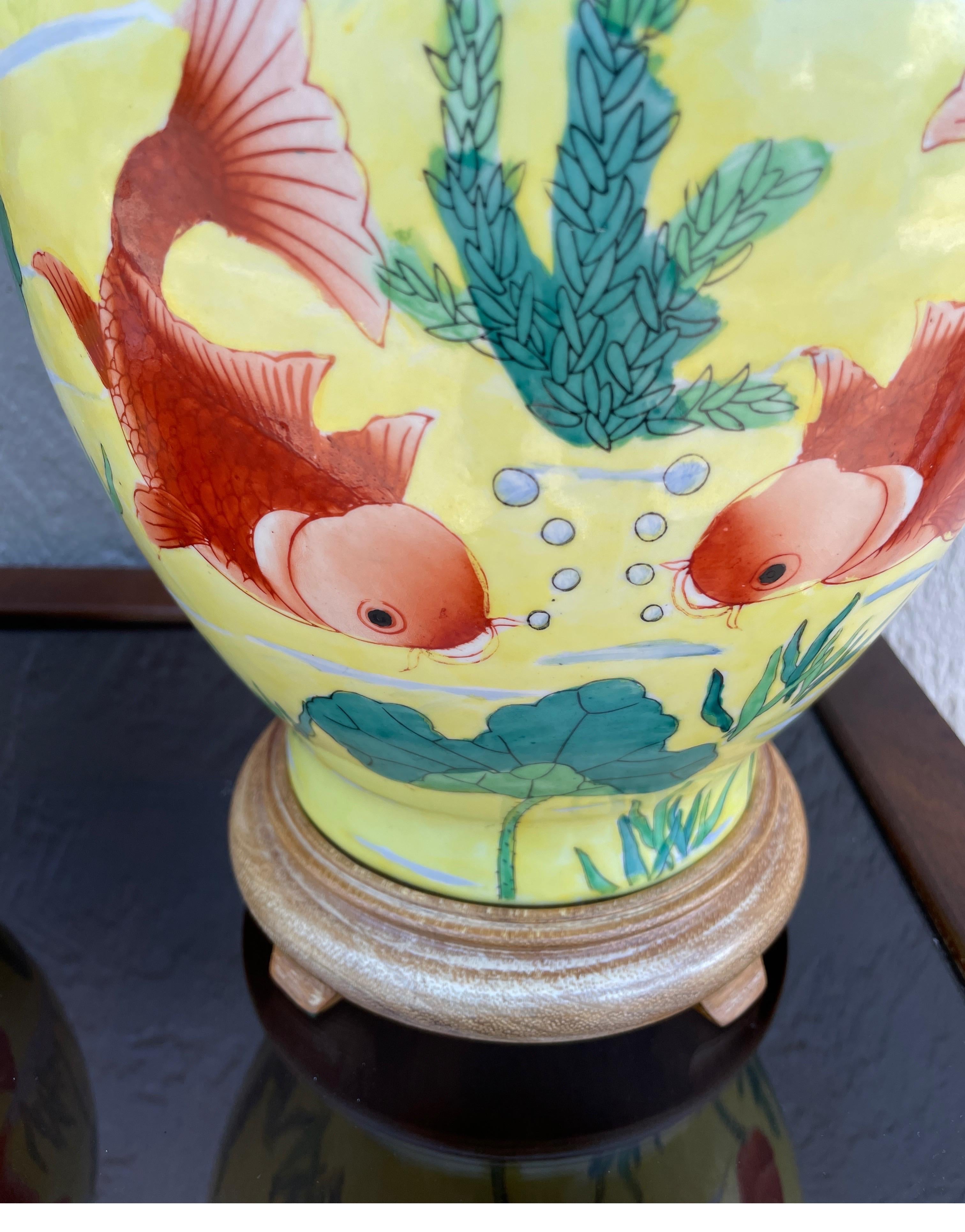 Coppia di lampade cinesi d'epoca a forma di pesce Coy con zenzero giallo in vendita 2