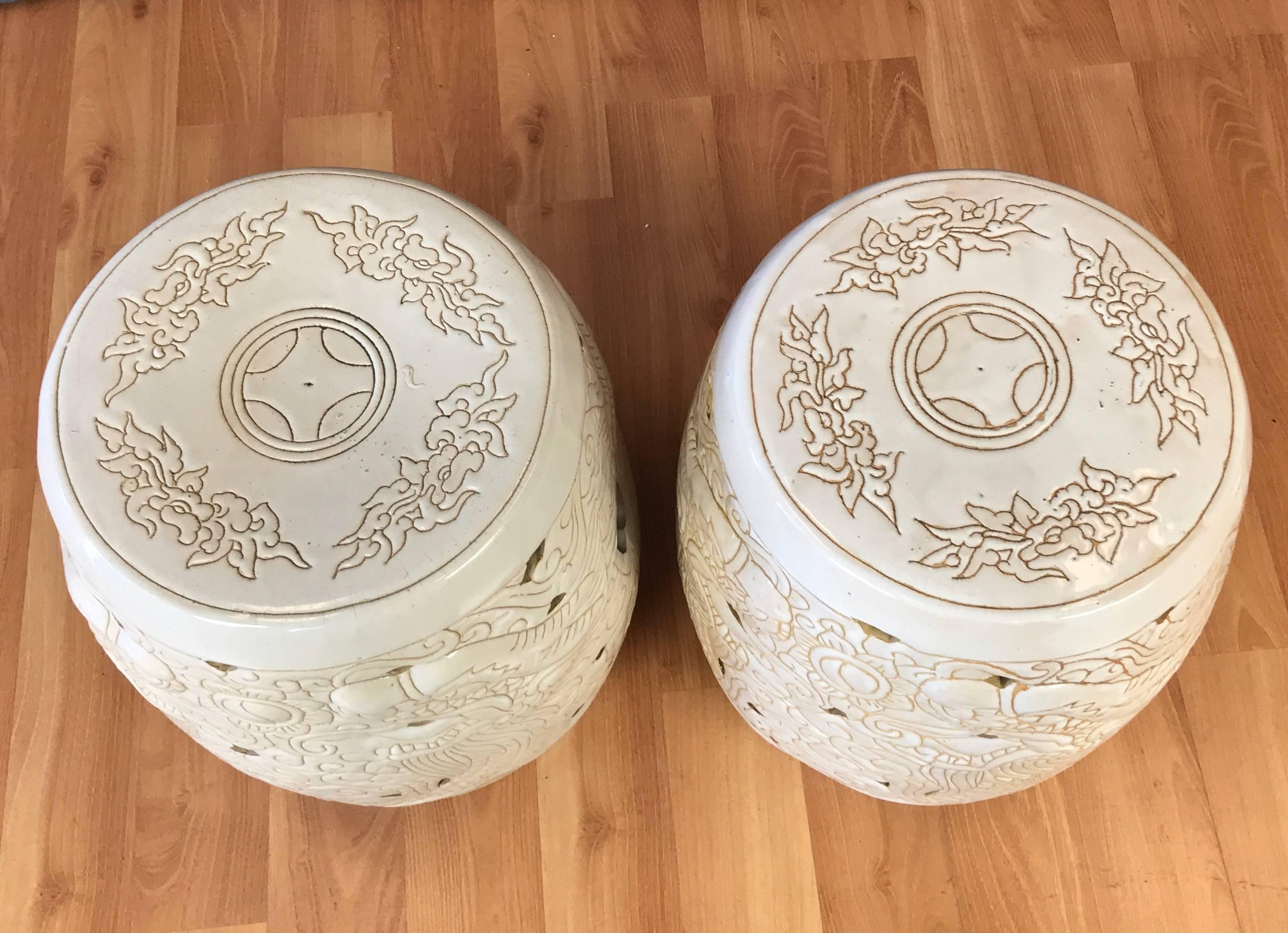 Paire de tabourets de jardin chinois vintage en céramique blanche à motif de dragon 2