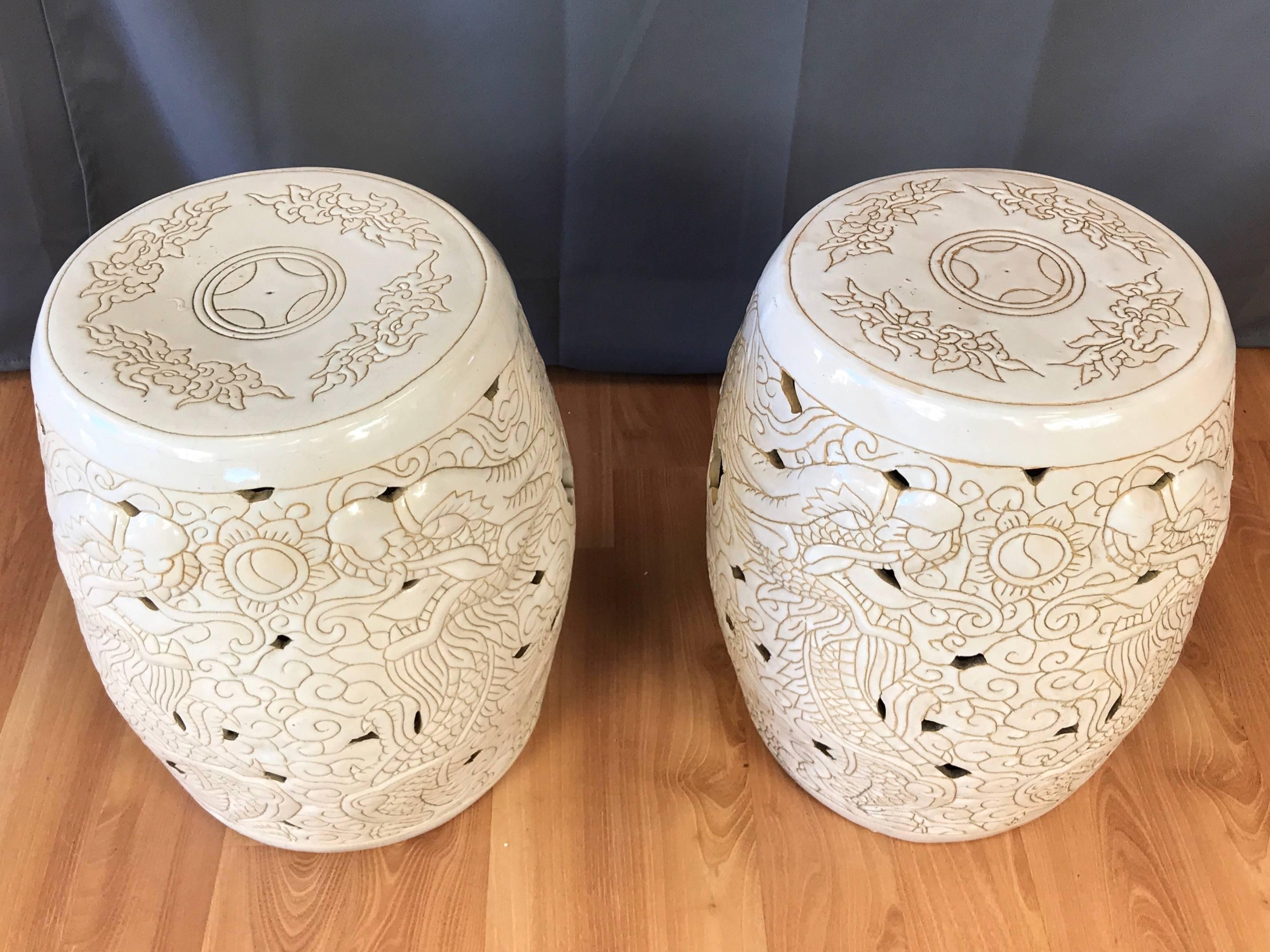 Chinoiseries Paire de tabourets de jardin chinois vintage en céramique blanche à motif de dragon
