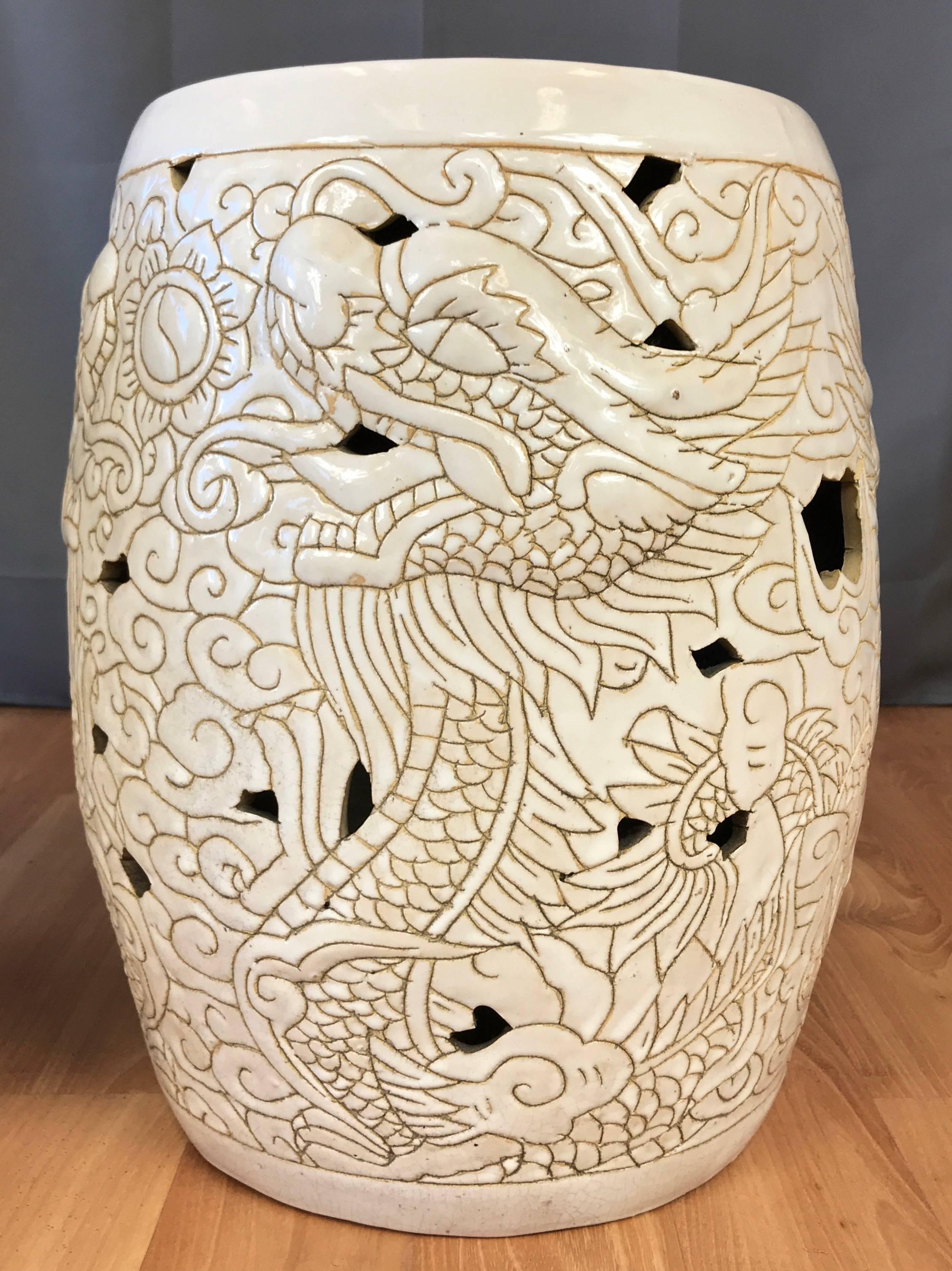Chinois Paire de tabourets de jardin chinois vintage en céramique blanche à motif de dragon
