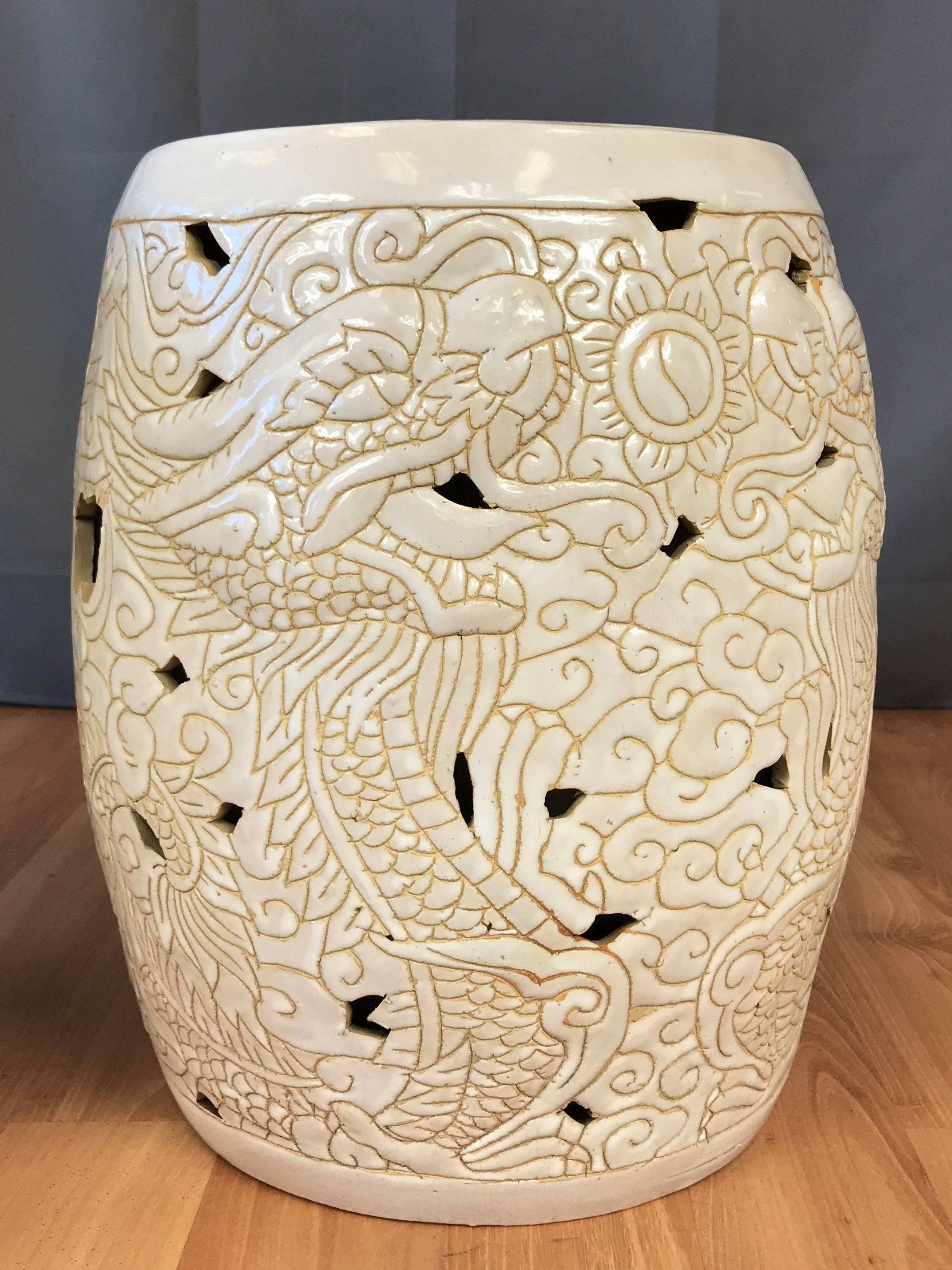 Vernissé Paire de tabourets de jardin chinois vintage en céramique blanche à motif de dragon