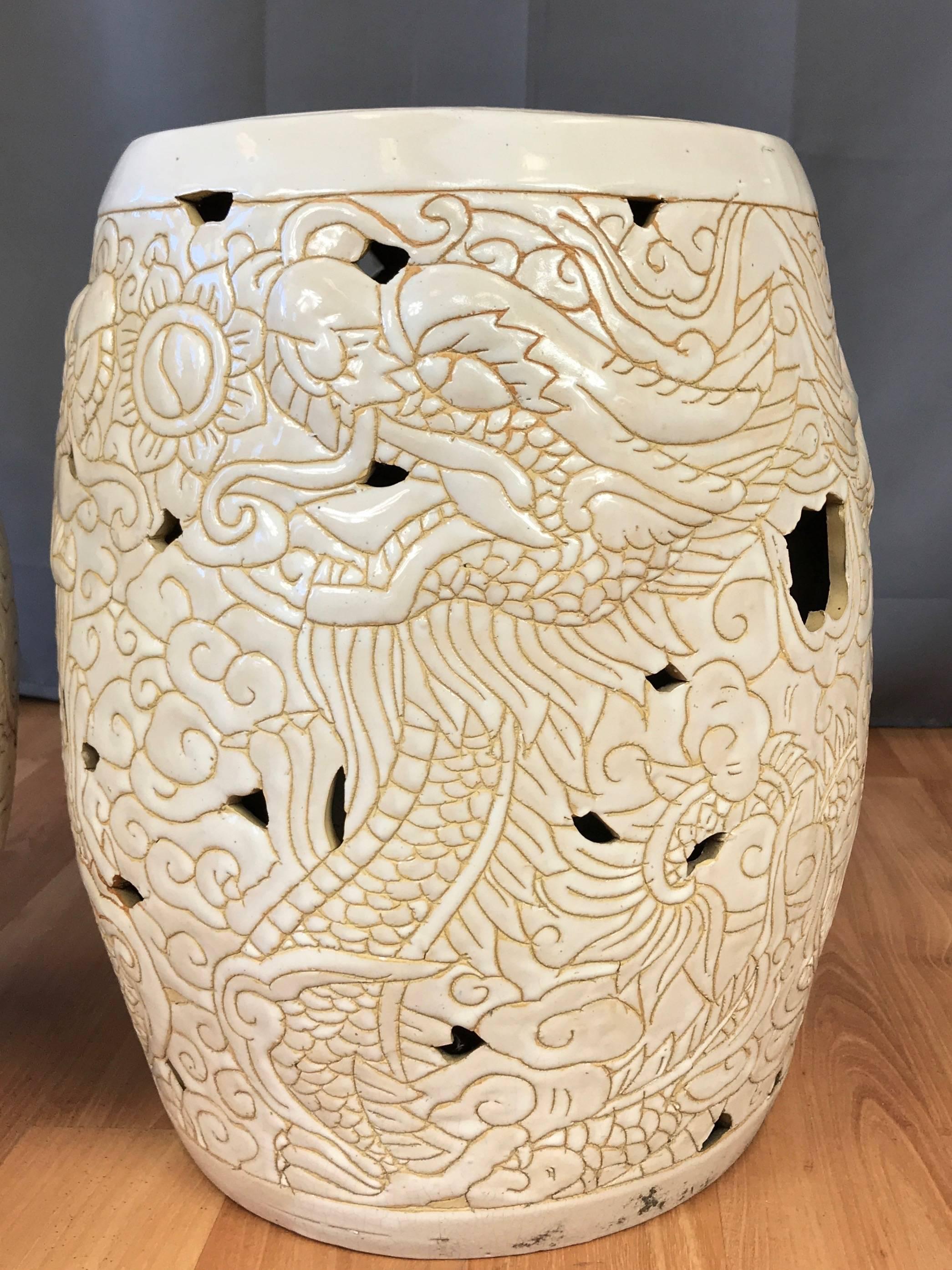 Paire de tabourets de jardin chinois vintage en céramique blanche à motif de dragon Bon état à San Francisco, CA