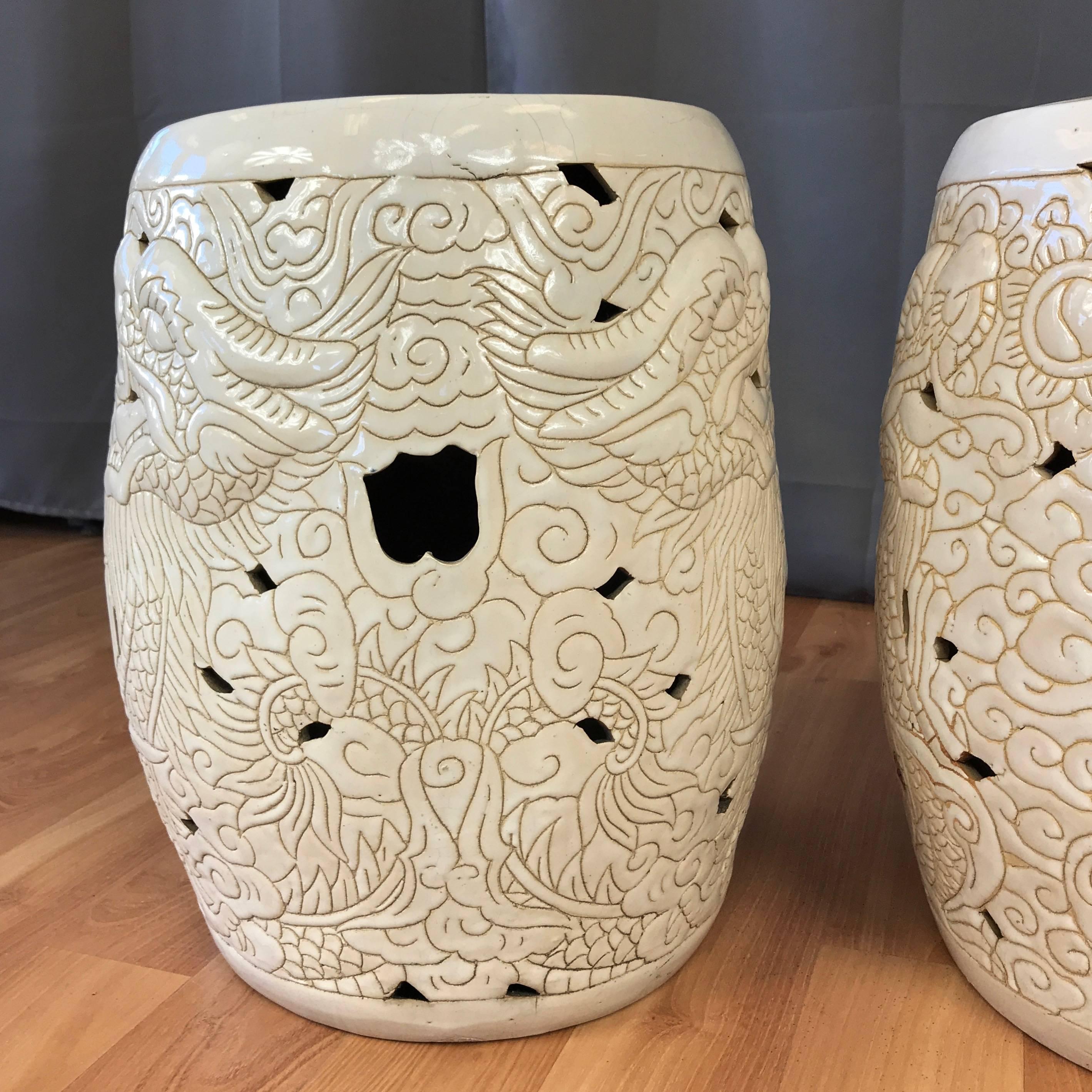 Milieu du XXe siècle Paire de tabourets de jardin chinois vintage en céramique blanche à motif de dragon