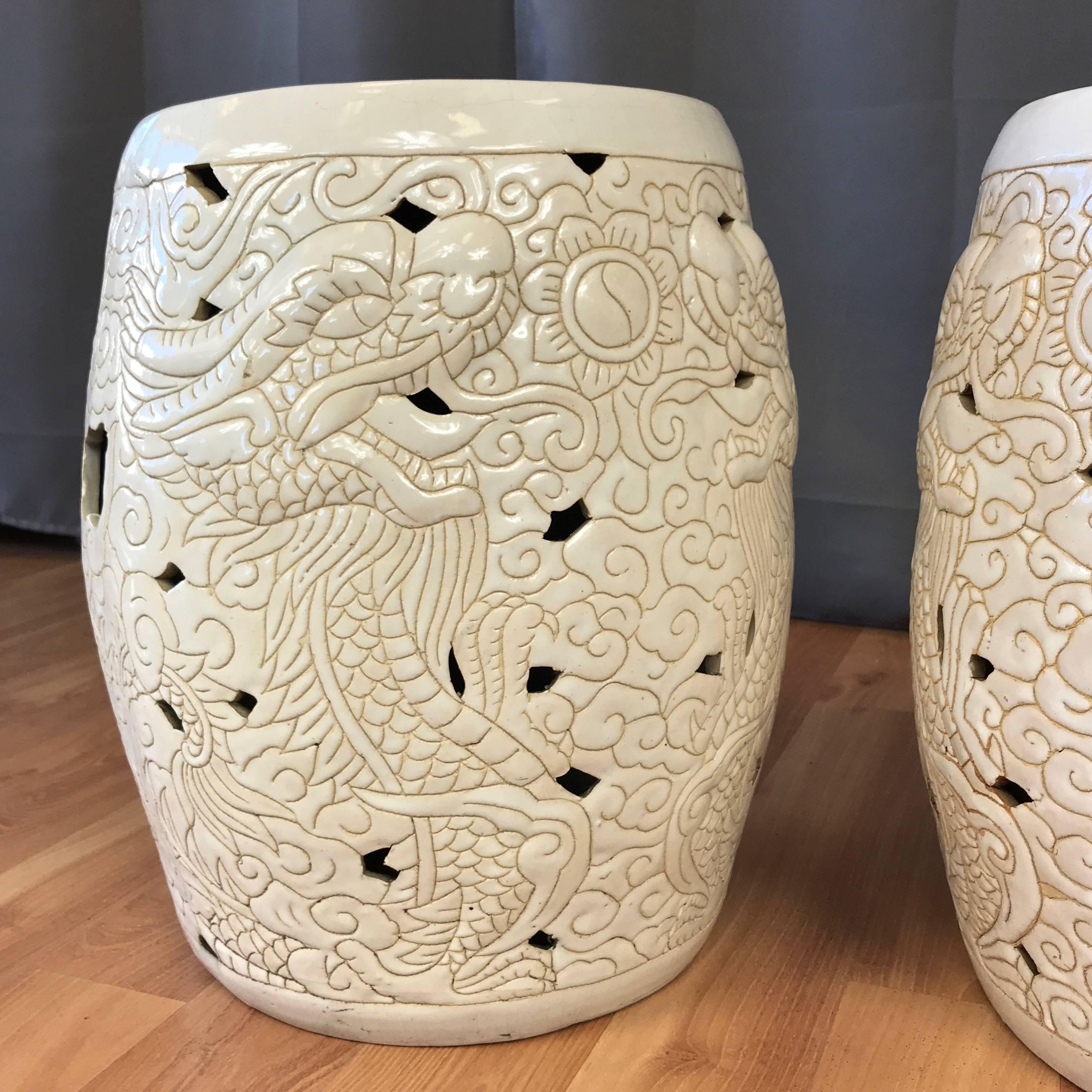 Céramique Paire de tabourets de jardin chinois vintage en céramique blanche à motif de dragon